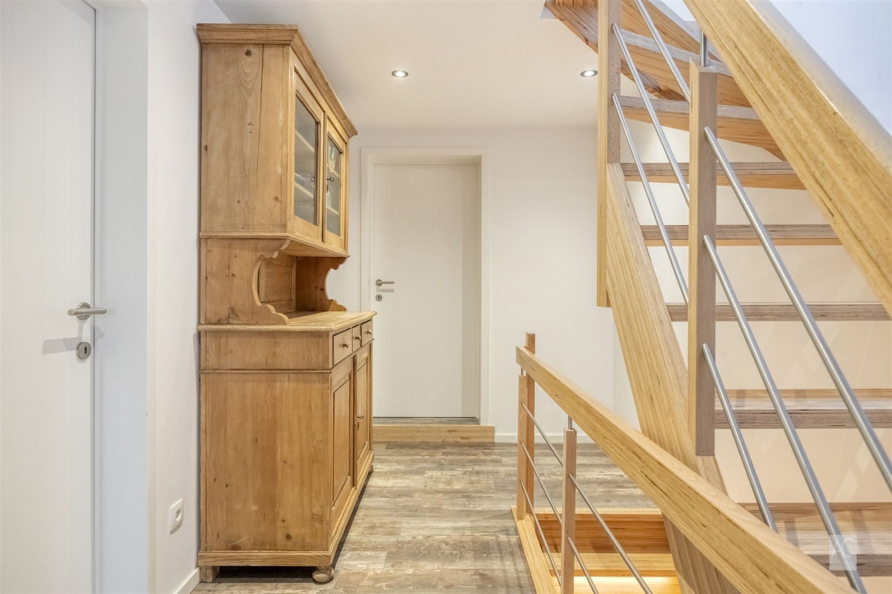 Recente halfopen bebouwing met 3 slaapkamers en garage foto 18