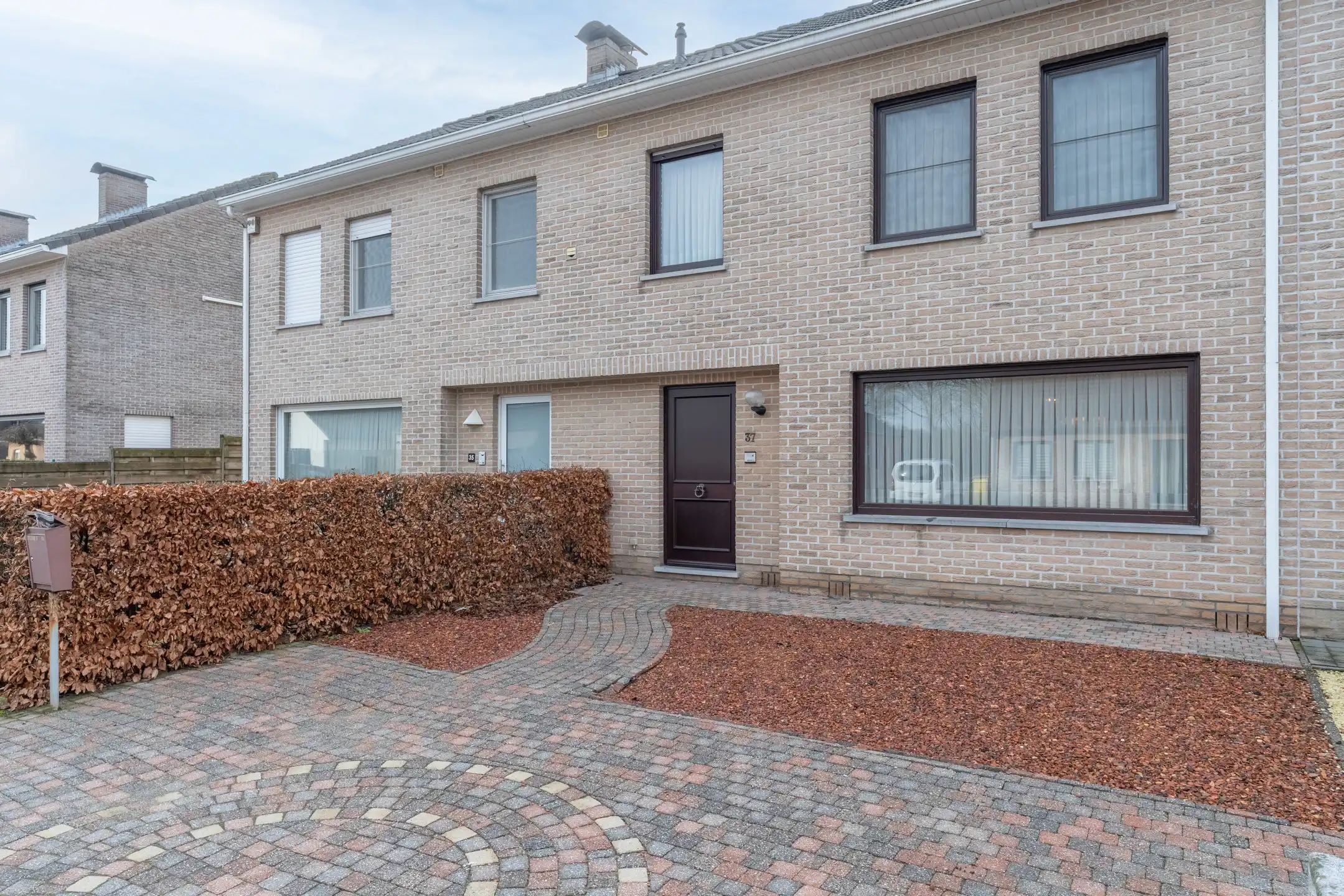 Zeer gunstig gelegen woning met 3 slpks en dubbele garage foto {{pictureIndex}}