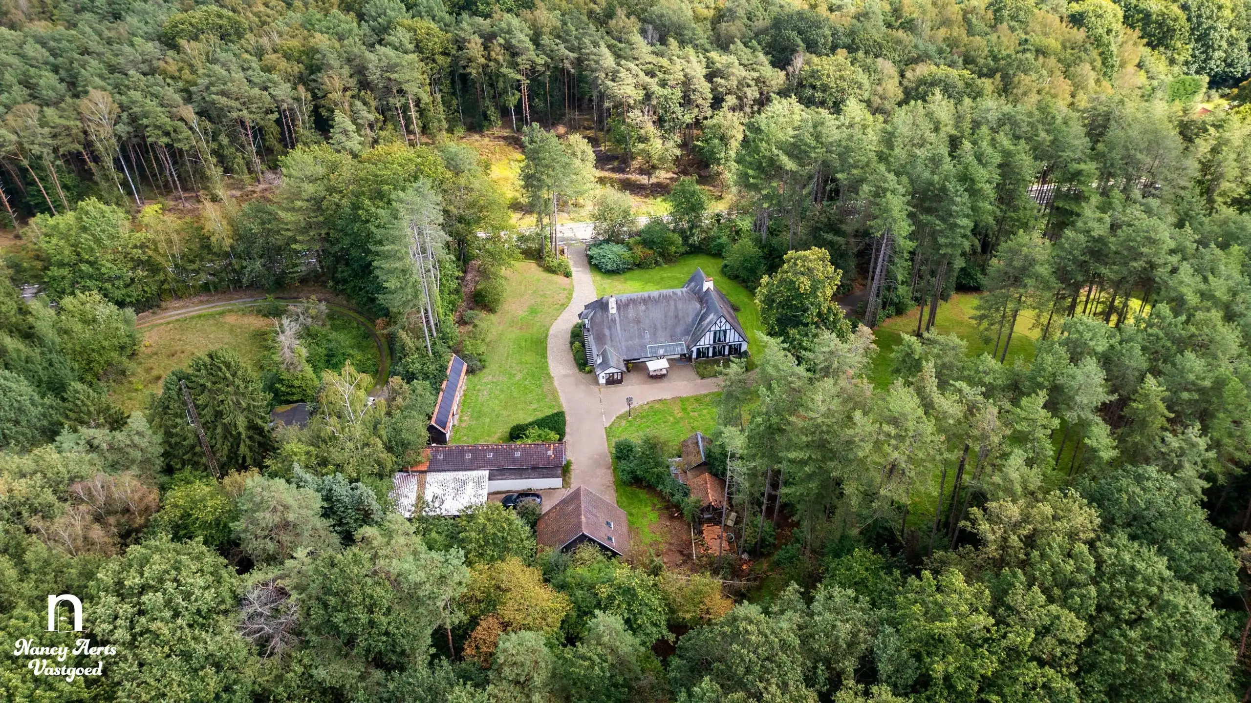 Exclusief landgoed op 1,28 ha met villa en paardenstallen foto 30