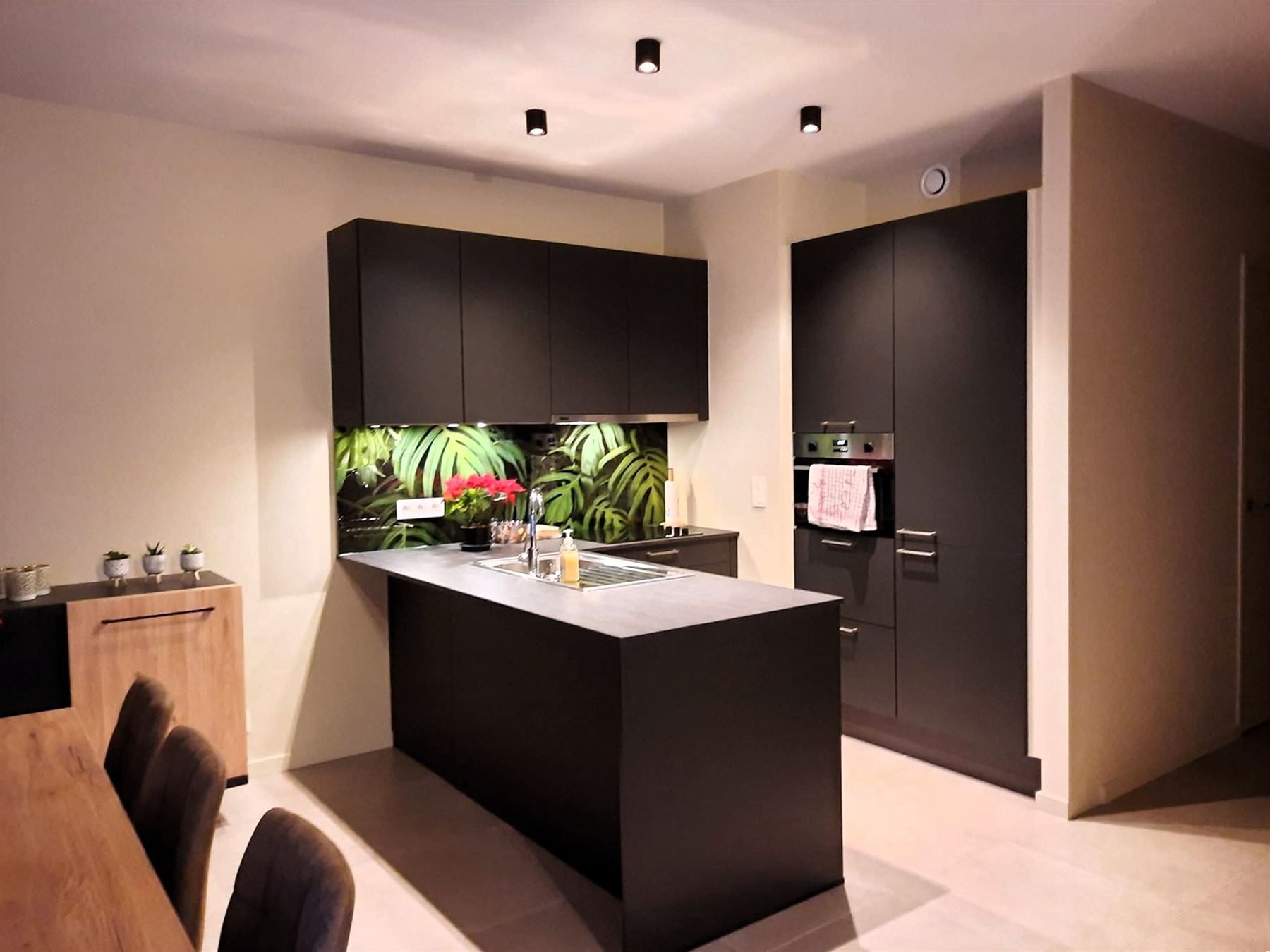 Recent appartement met twee slaapkamers en tuintje foto 4