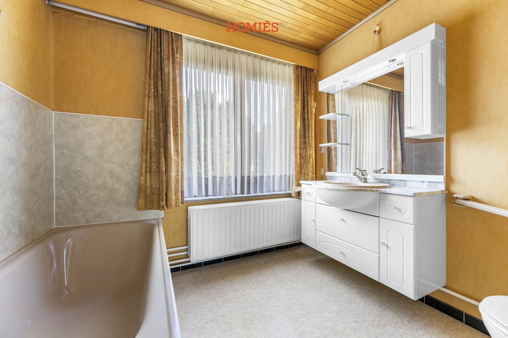 Te renoveren woning met veel potentieel foto 14