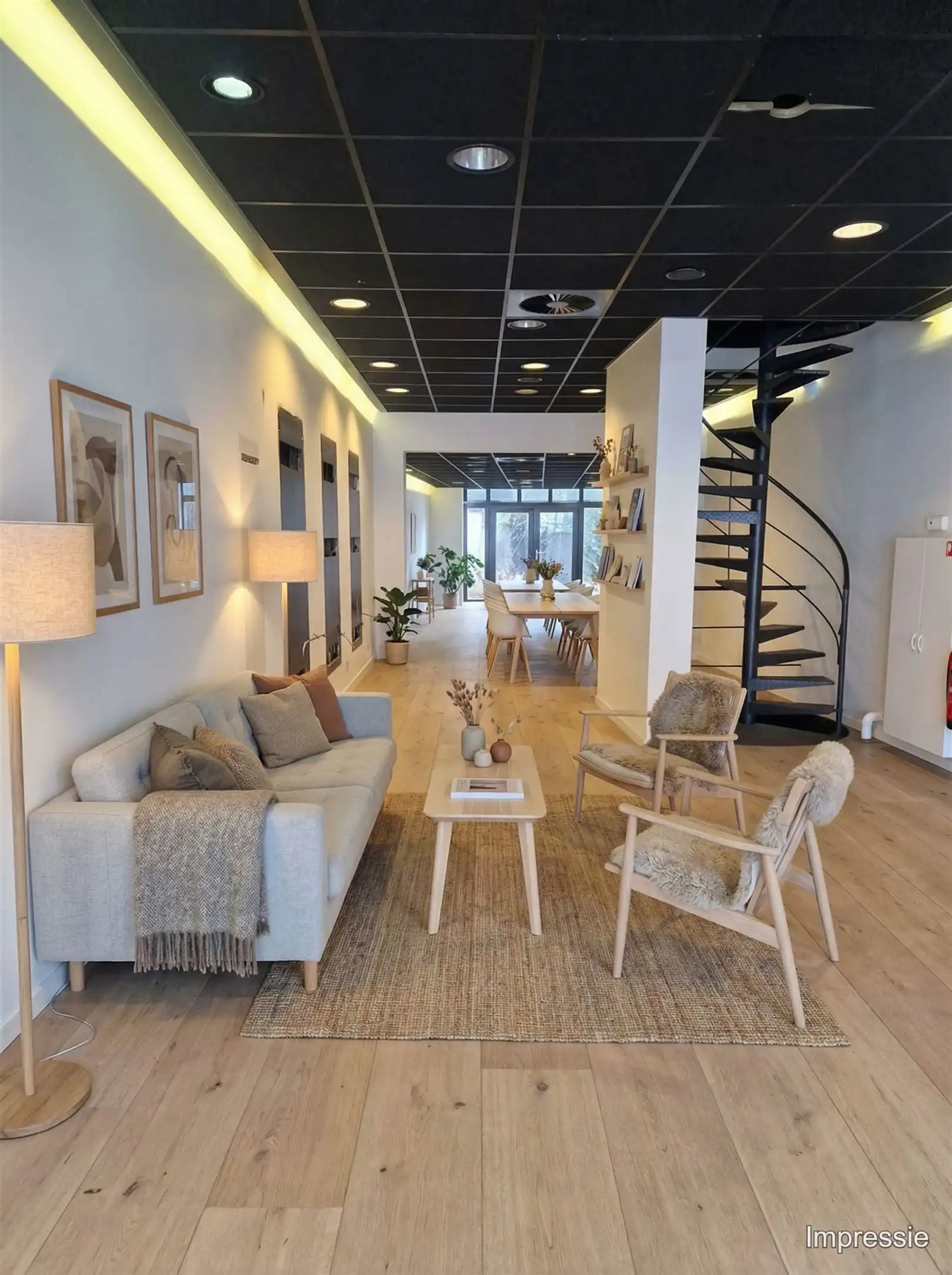 Handelspand met triplex appartement in centrum Mortsel. foto 2