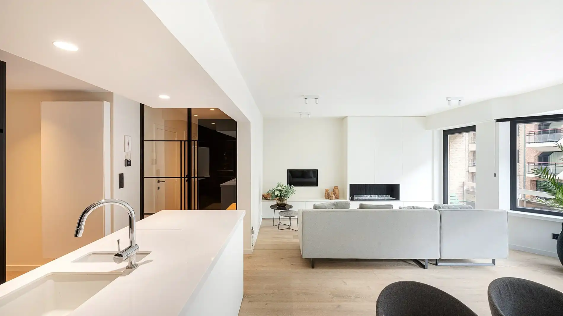 Gerenoveerd appartement met 3 kamers en zijdelings zeezicht te Knokke foto 3
