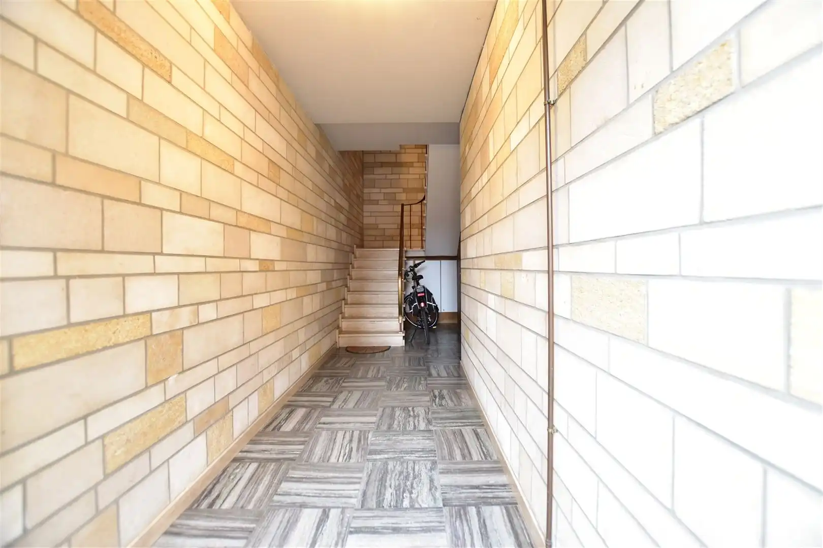 Gerenoveerd appartement te Sint-Gillis foto 14