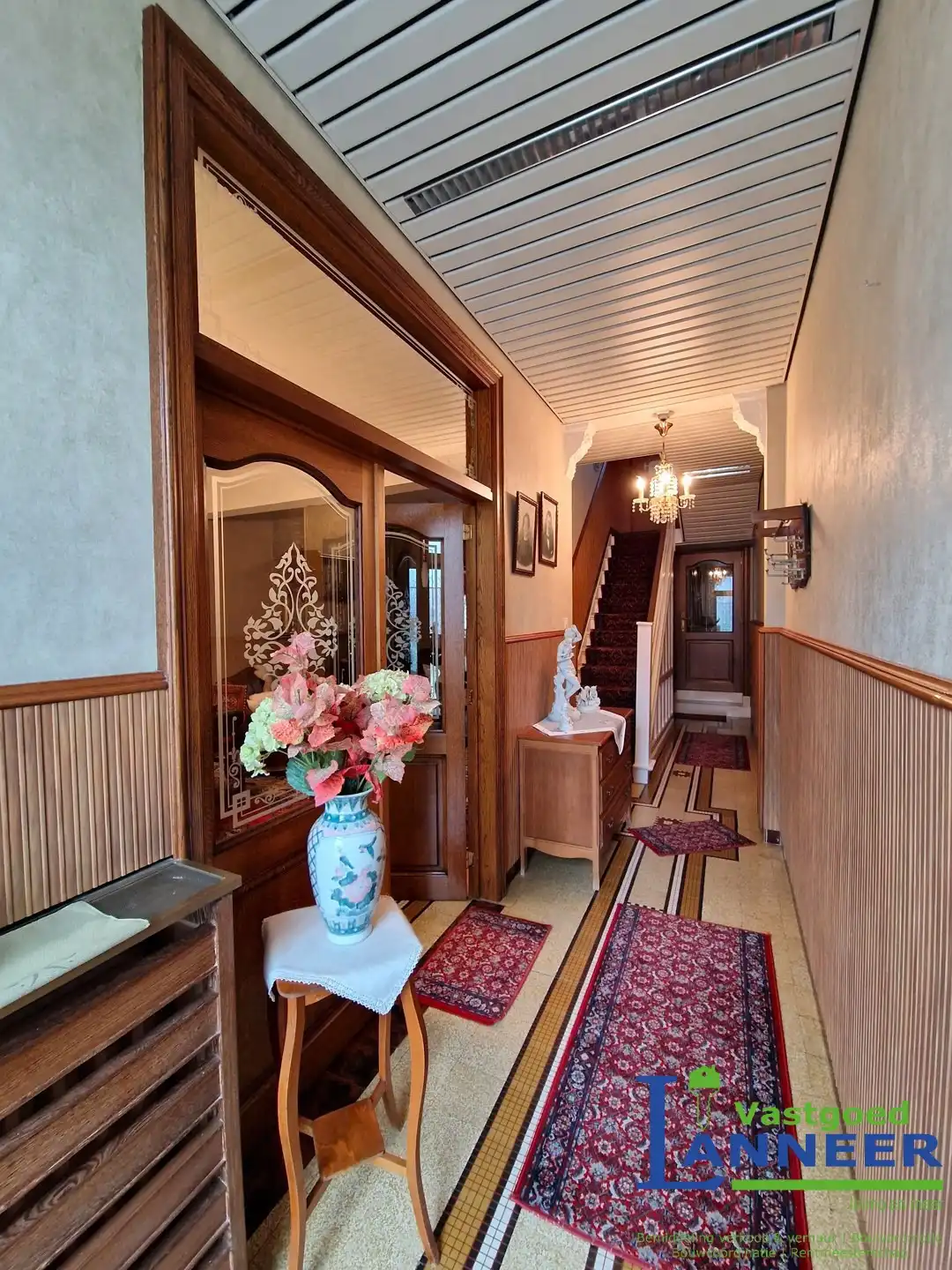 Woning met grote garage, 4 slpkmrs en diverse bijgebouwen foto 2