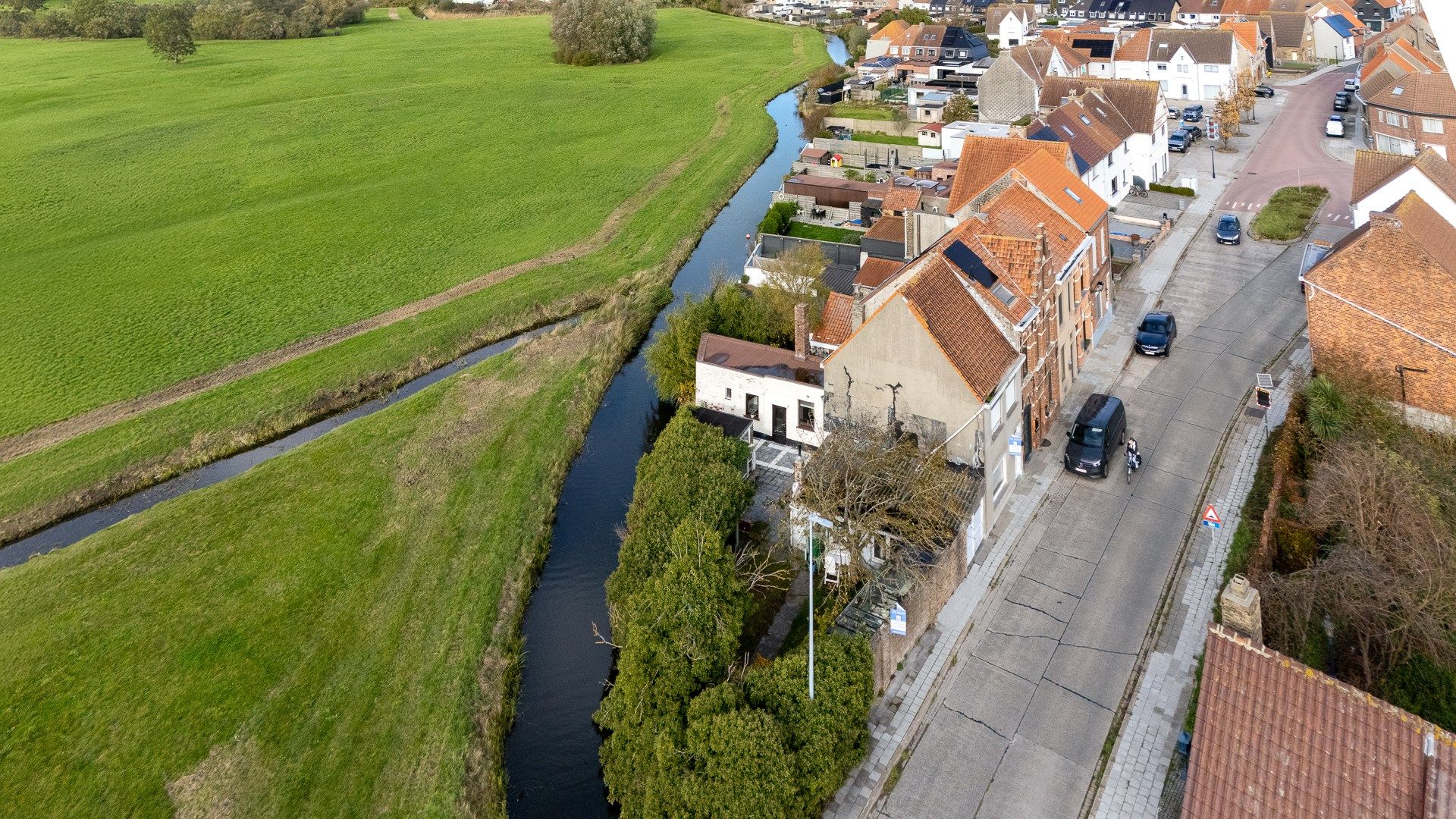 Renovatieproject met enorm veel potentieel te Lissewege foto 2