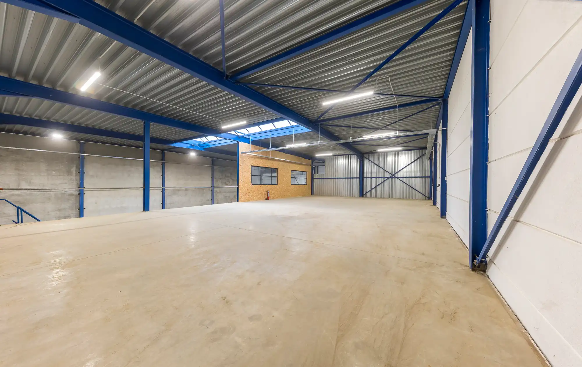  Zoeken op trefwoorden ... Vergelijk aanbiedingen TE KOOP: Bedrijfshal van 850m2 op gunstige locatie in Bree (industrieterrein Vostert) foto 9