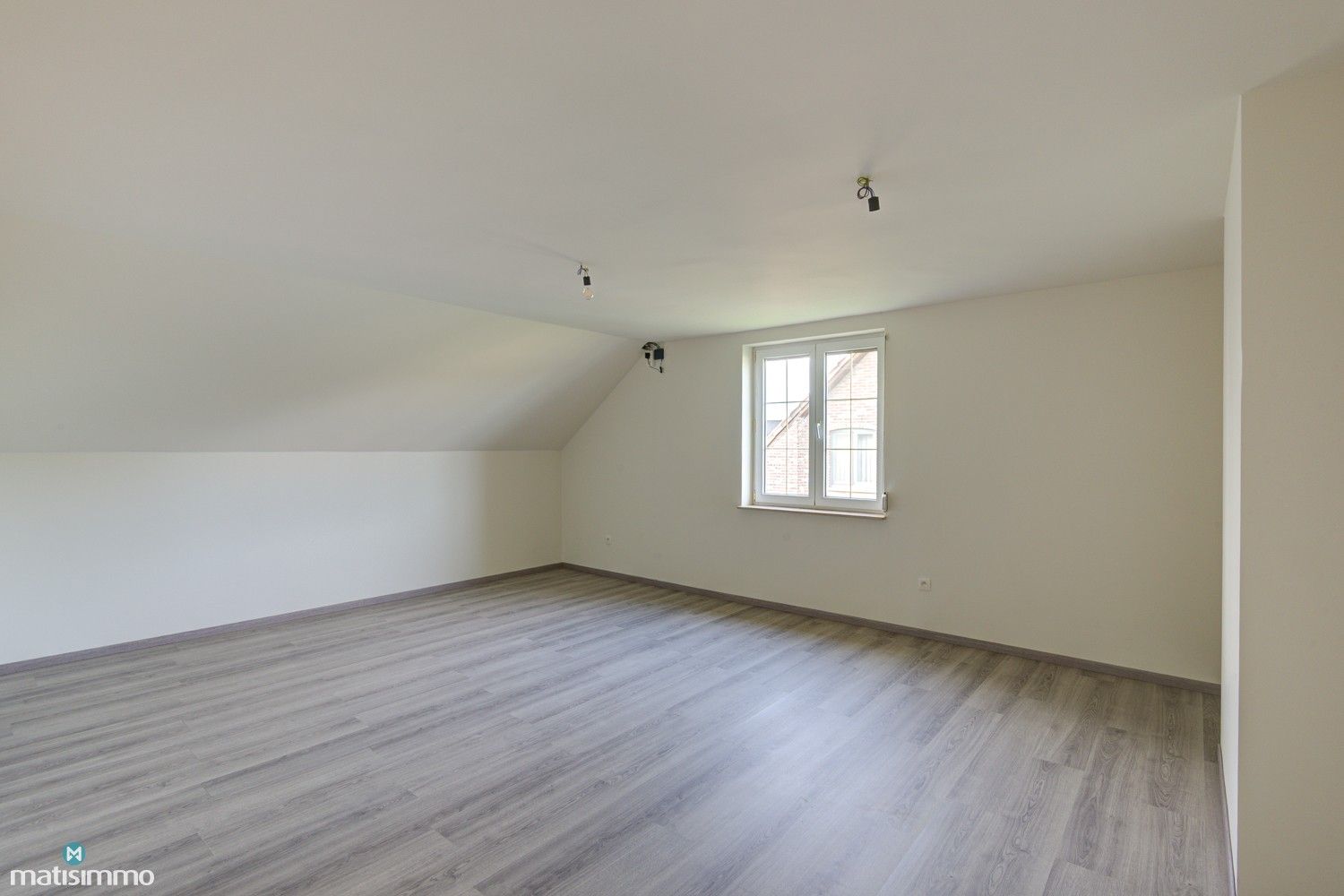 UITZONDERLIJK RUIME WONING MET 5 SLAAPKAMERS EN ONDERHOUDSVRIENDELIJKE TUIN TE MOPERTINGEN foto 24