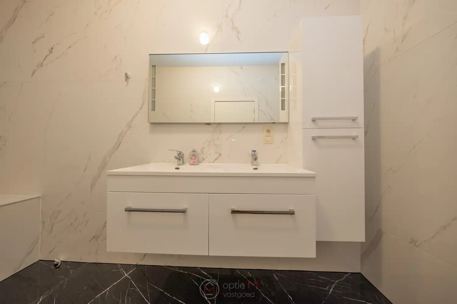 RUIM GELIJKVLOERS APPARTEMENT MET 2 SLPKS EN TUIN MET TERRAS. foto 9