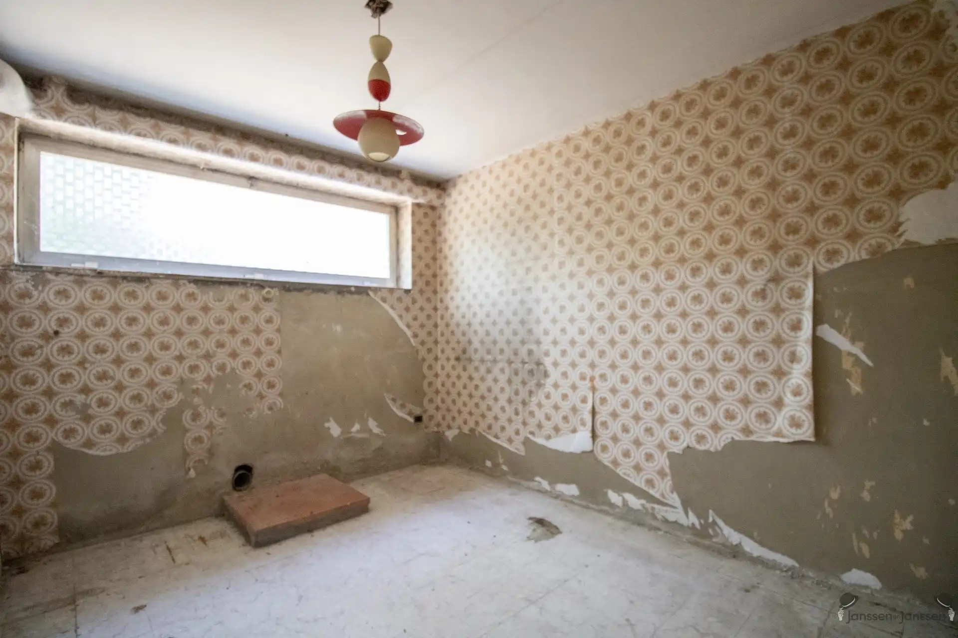 Rustig gelegen te renoveren woning met 5 slaapkamers, ruime garage op 3.990 m² foto 12
