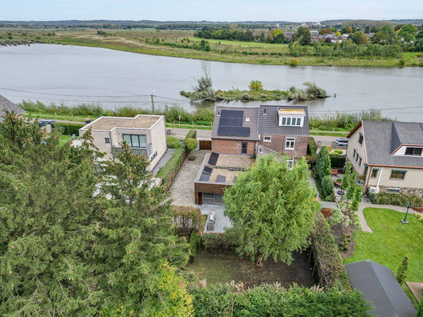 IN OPTIE ! GEZINSWONING MET EEN BEWOONBARE OPP. VAN 198 M² OP EEN MOOI PERCEEL AAN DE MAAS ! foto 34