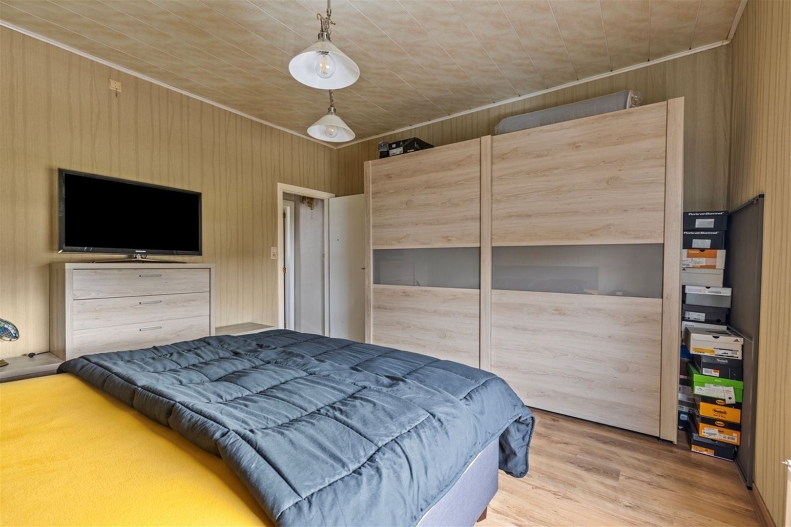 Gerenoveerde rijwoning met 3 slaapkamers en doorgang achteraan. foto 11