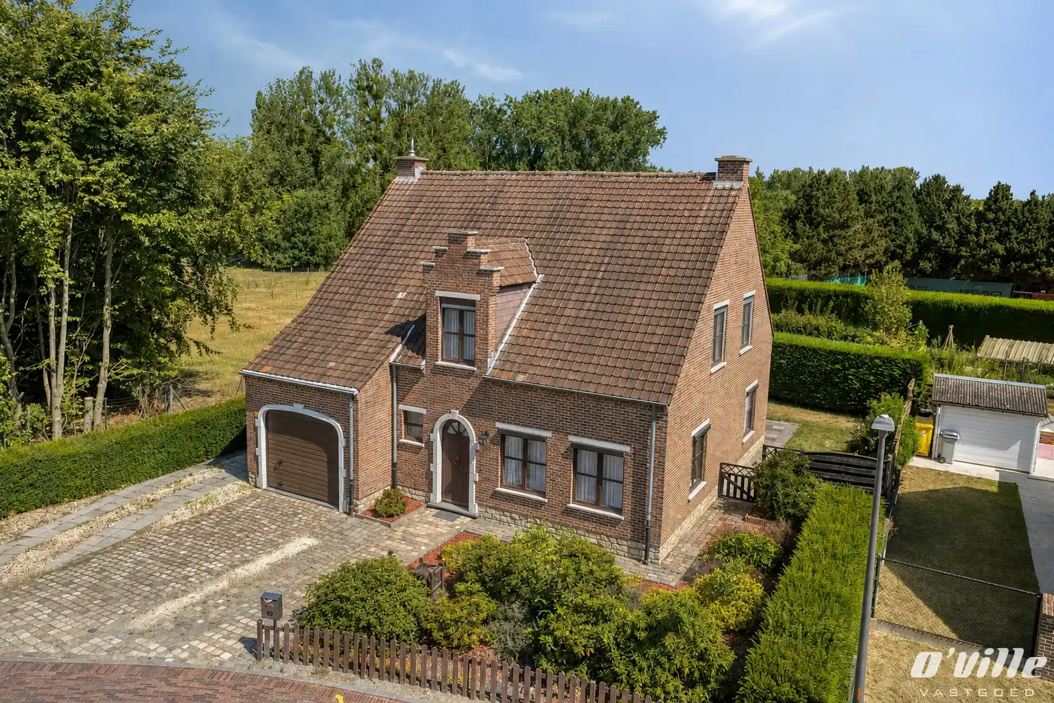 Klassieke stijlvolle villa met dakkapel foto 2