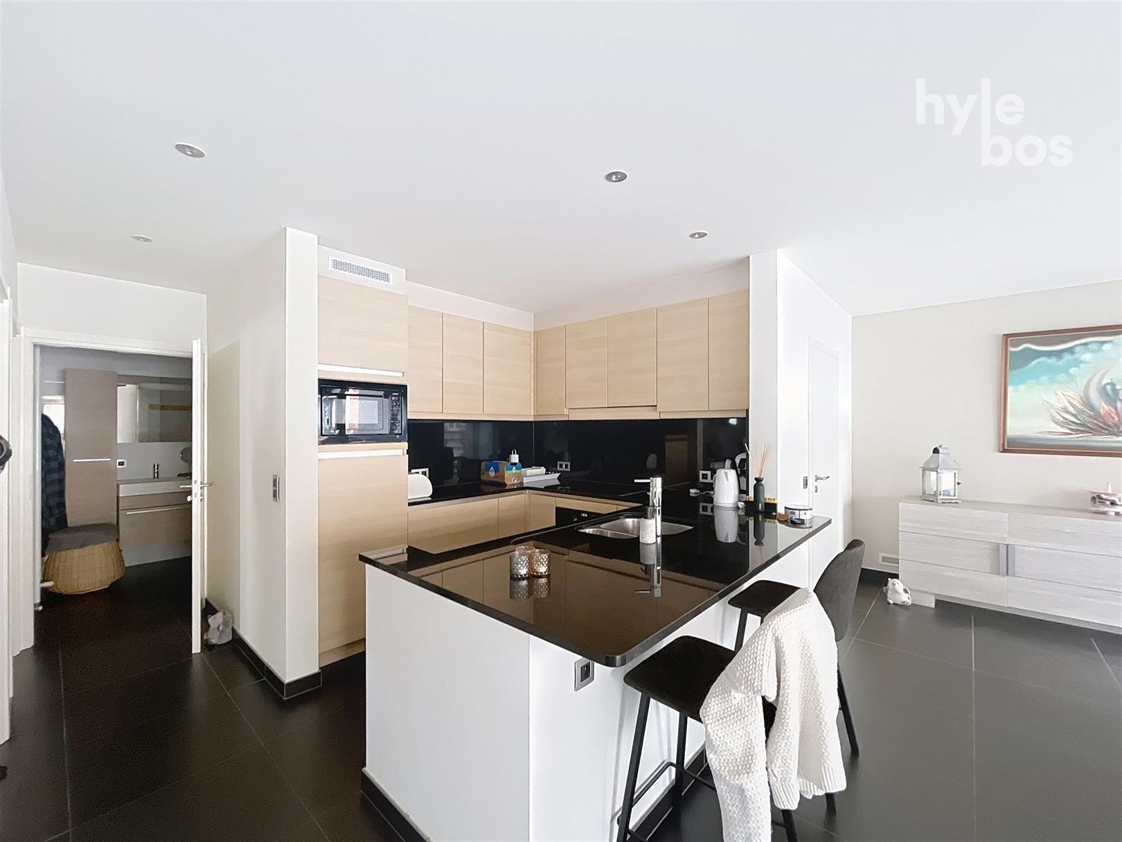 Centraal gelegen, instapklaar appartement met parking foto 6