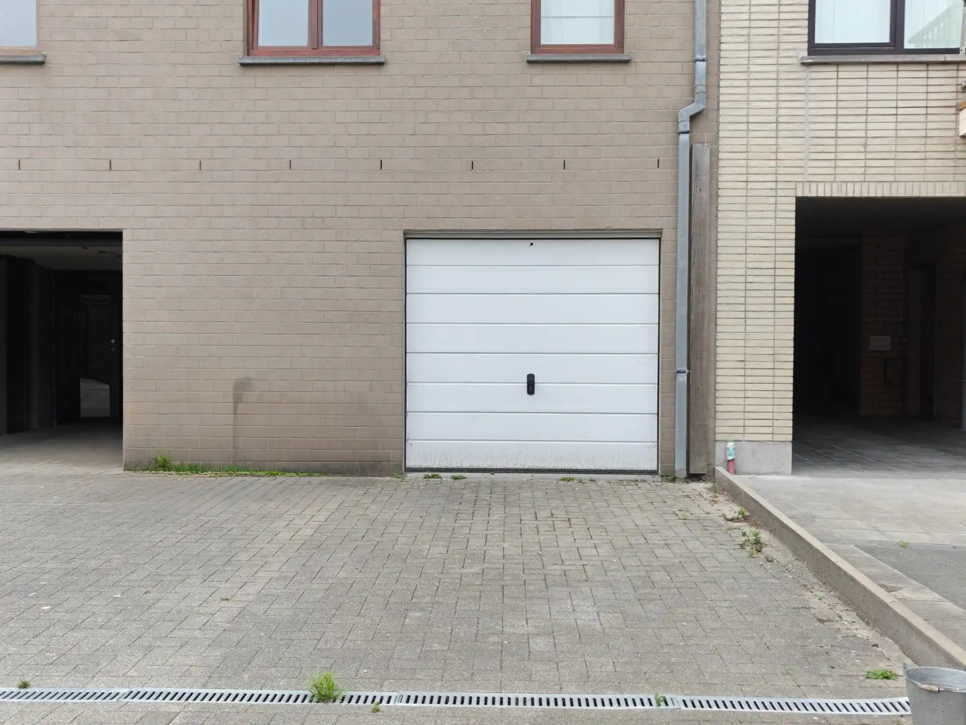 garage + staanplaats foto 4