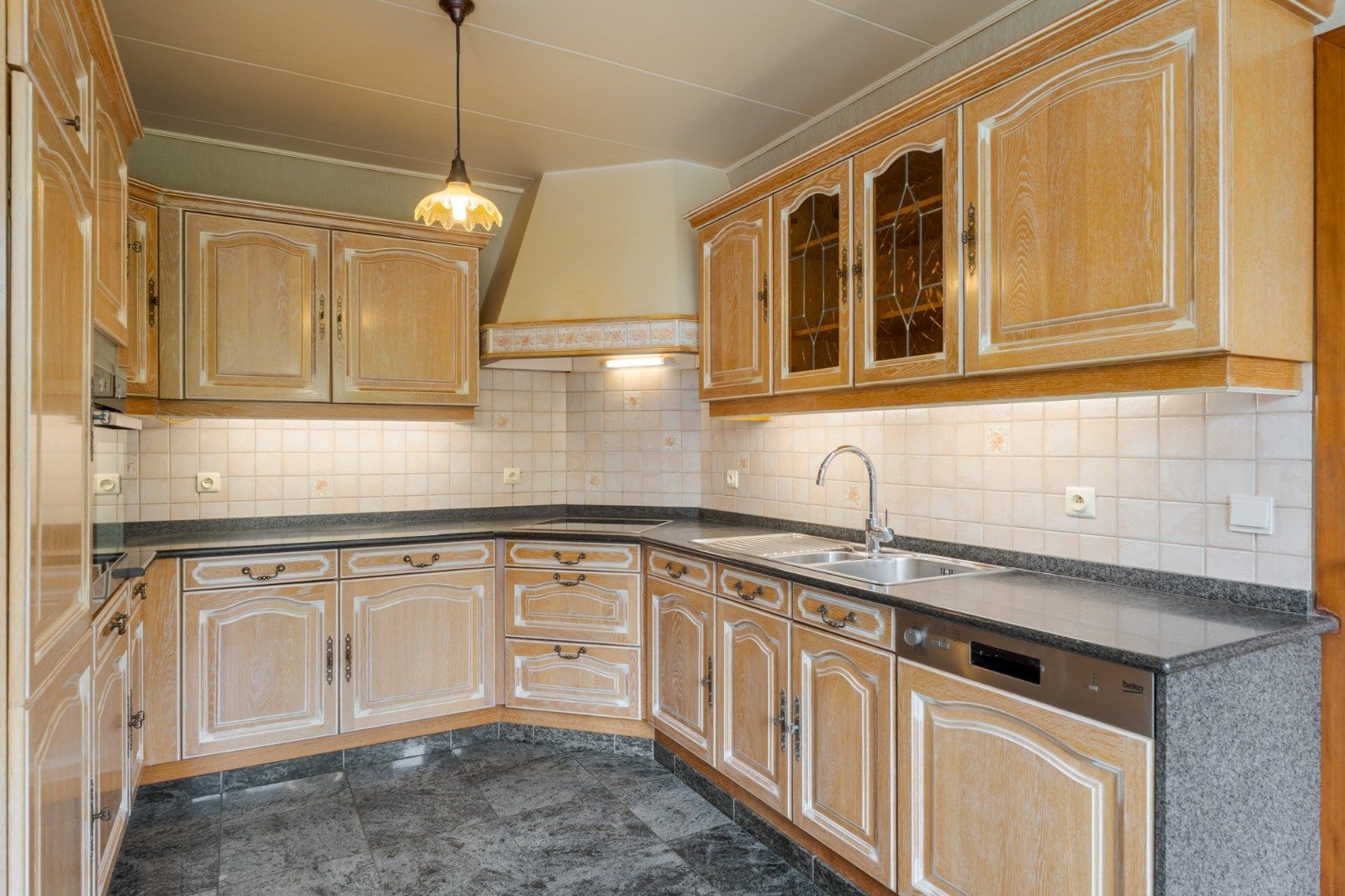 Verzorgde, op te frissen woning met 3 slaapkamers en uitbreidingsmogelijkheden, garage en tuin op 10a, vlak bij het centrum van Hoeselt foto 7