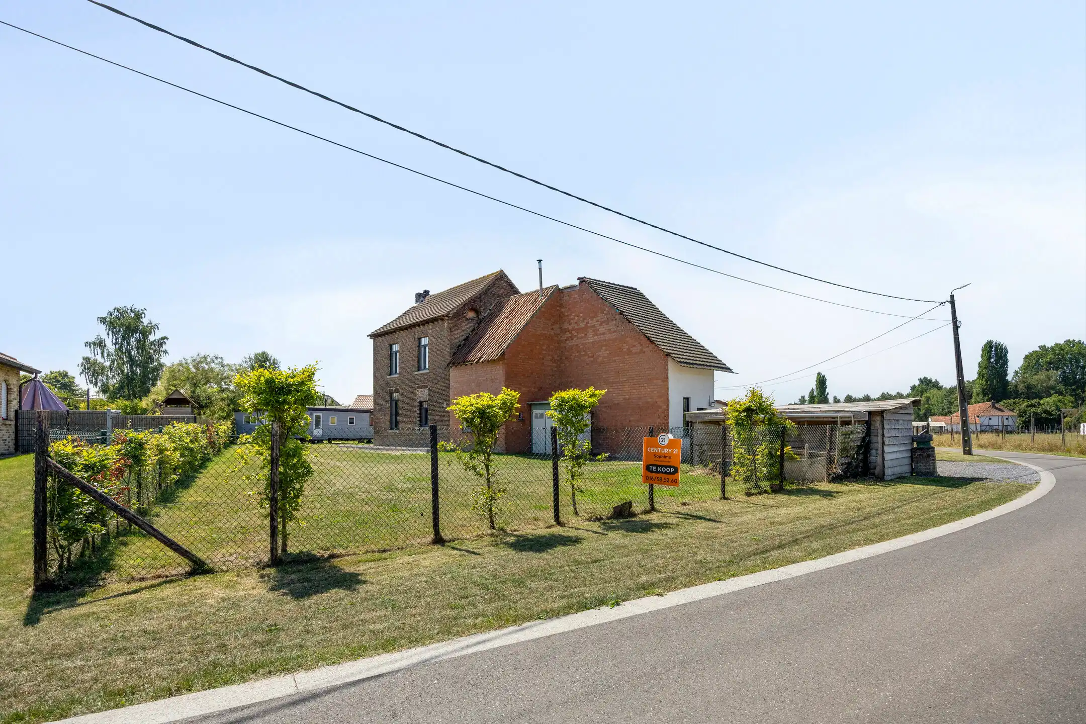 Hoofdfoto van de publicatie: Deels gerenoveerde woning met prachtig verzicht op 14 are