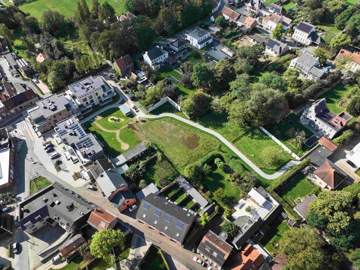 Bouwgrond voor open bebouwing met carport in rustige verkaveling  foto {{pictureIndex}}