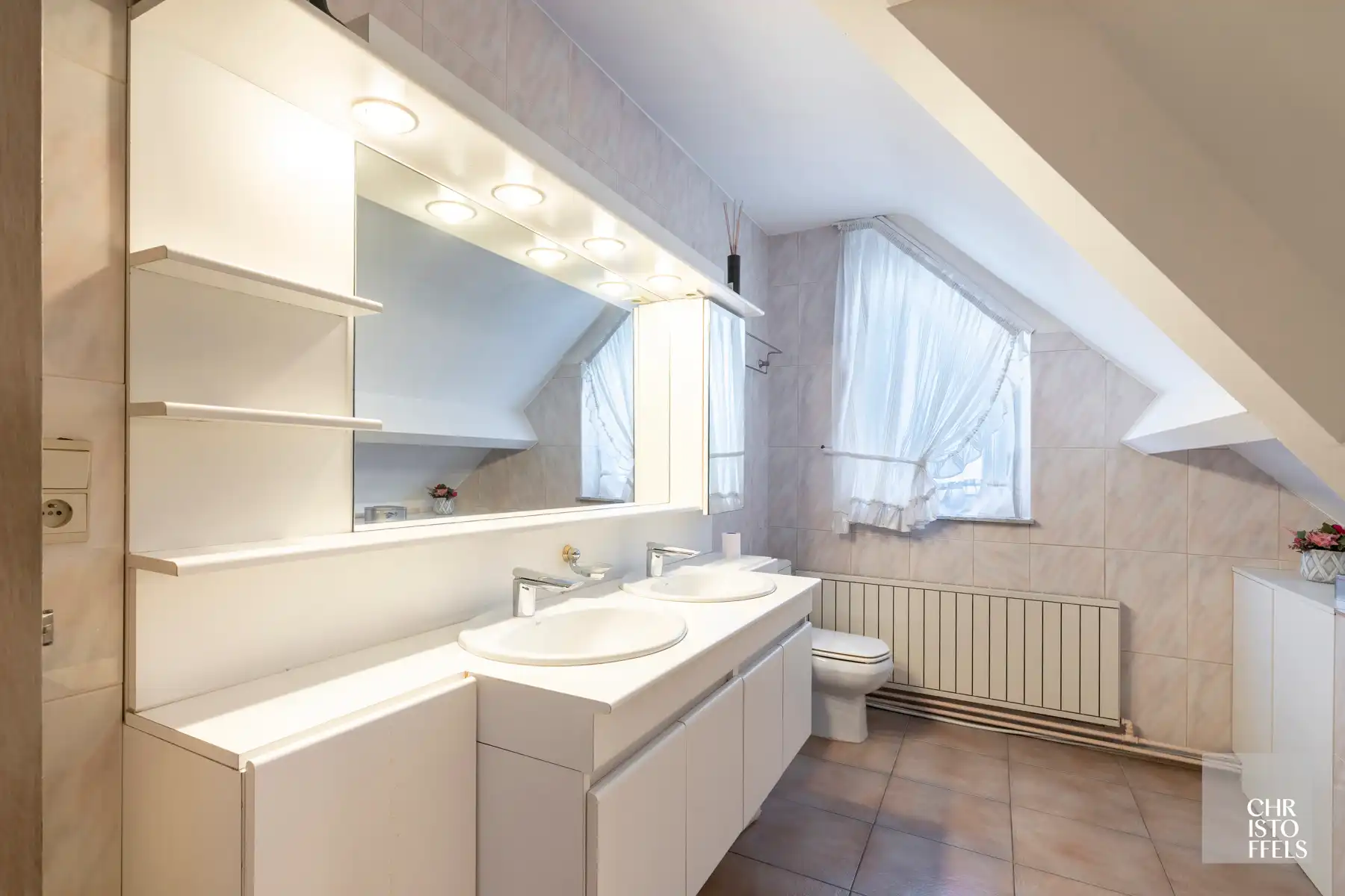 Zeer ruime woning met twee studio's op een perceel van 1950 m²! foto 12