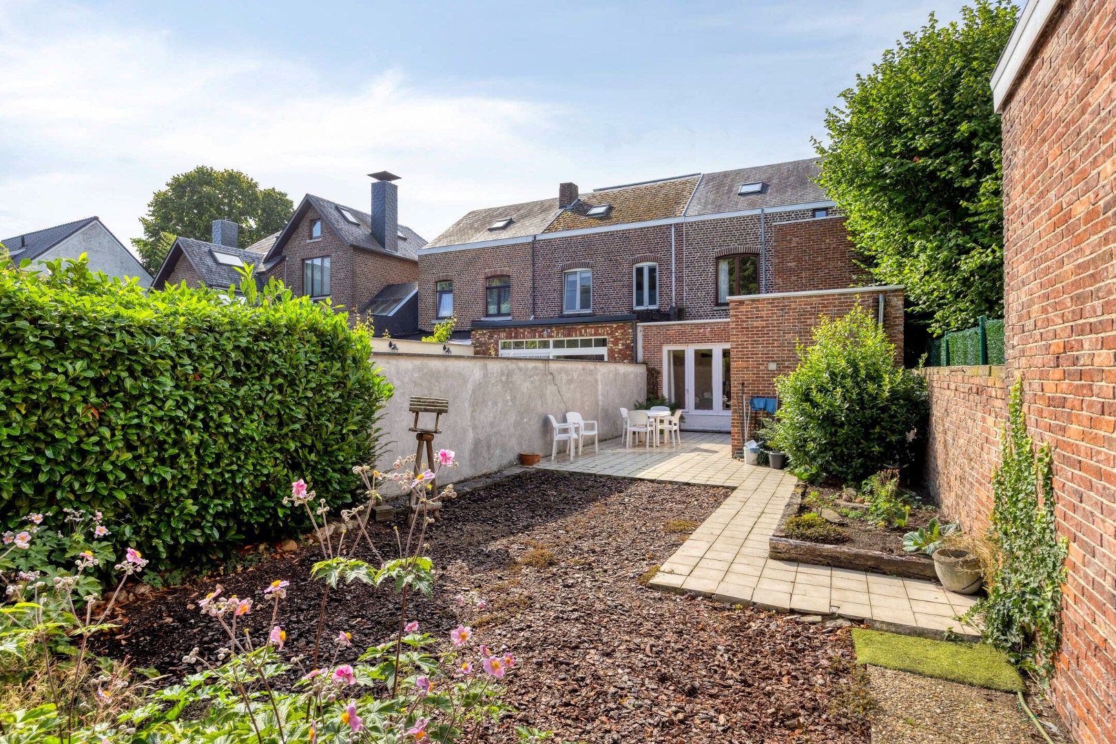 Charmante rijwoning met terras en diepe tuin aan centrum Tongeren foto 2