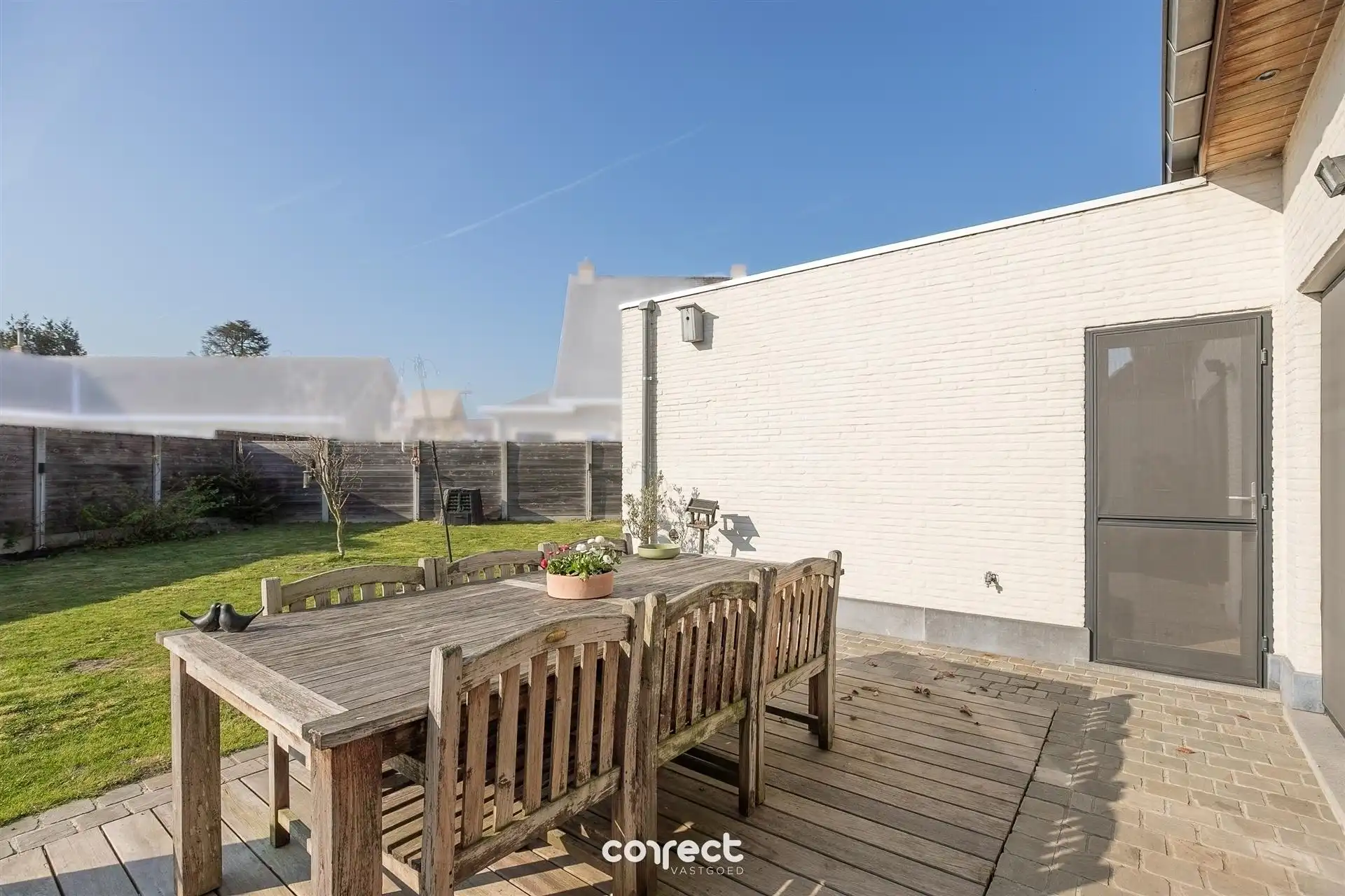 Ruime, open bebouwing met 5 slaapkamers en grote garage. foto 15