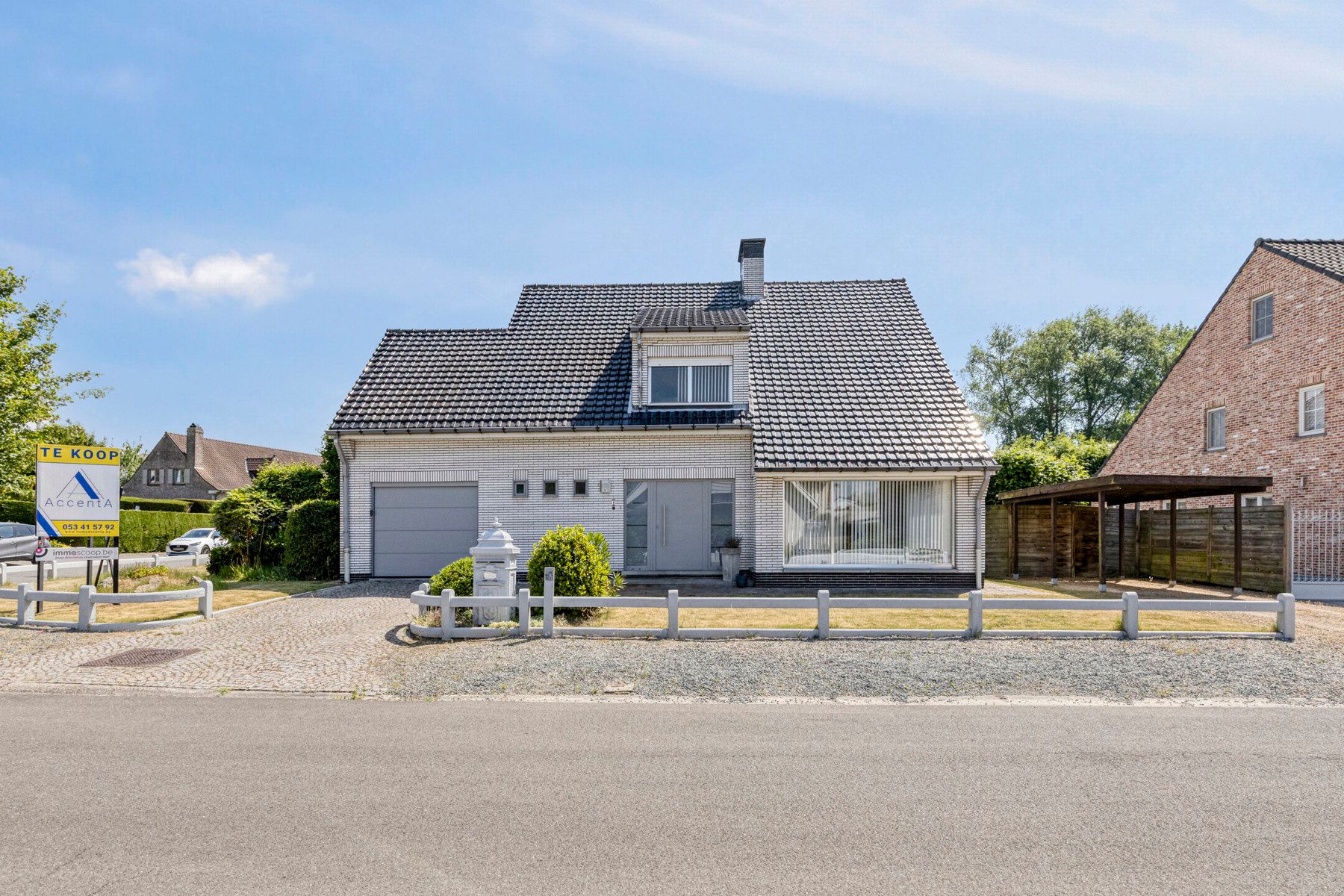 Hoofdfoto van de publicatie: Te renoveren villa met 4 slpk, garage + carport en tuin!