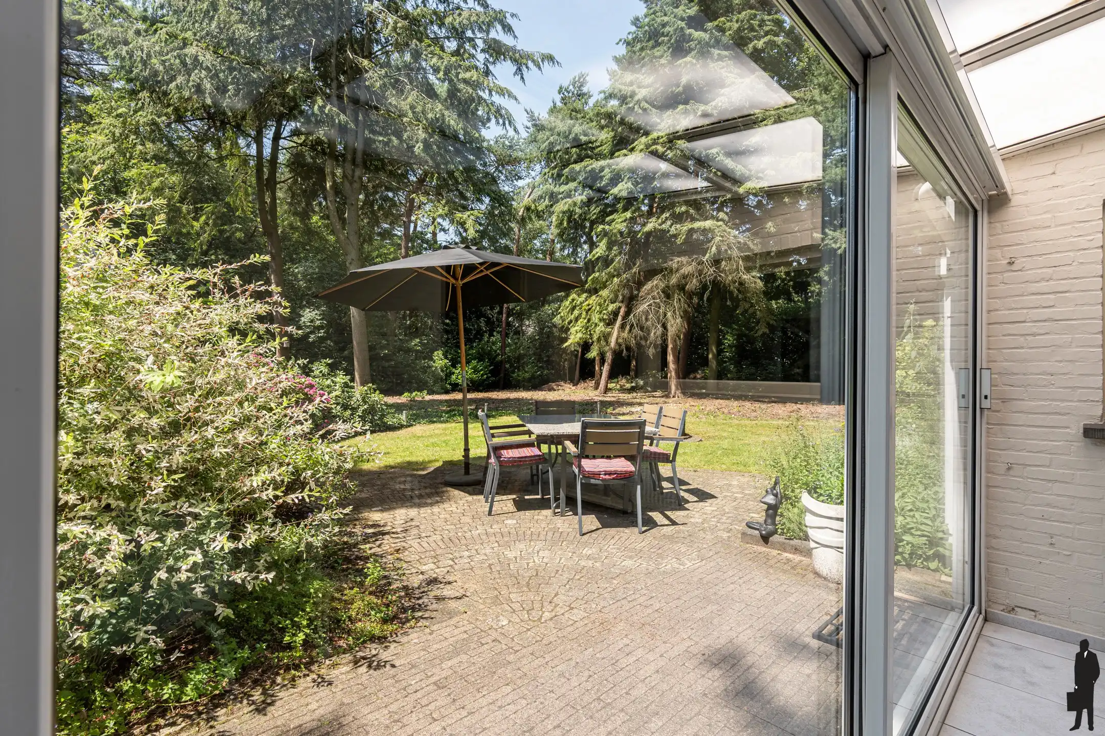 Vrijstaande woning op 1.588m² in villawijk nabij NL grens. foto 10