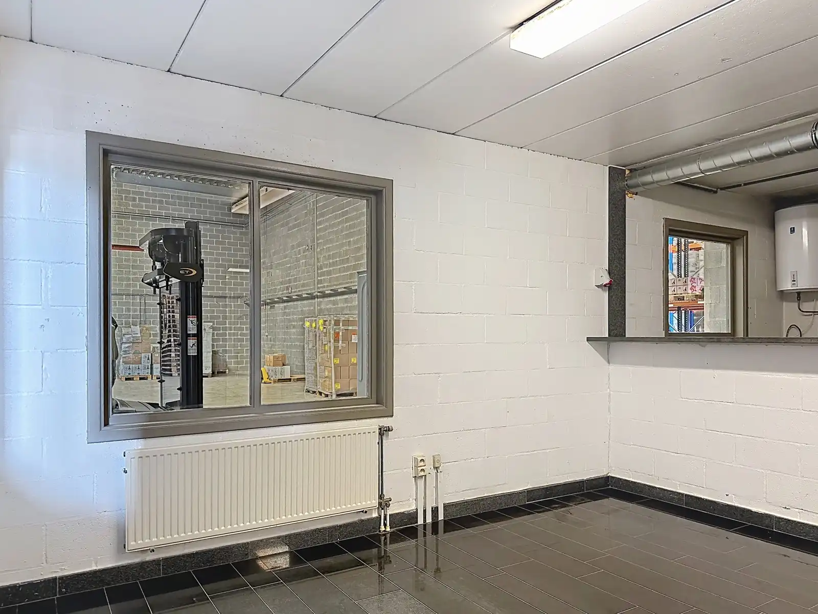 Magazijn met kantoorruimte foto 15