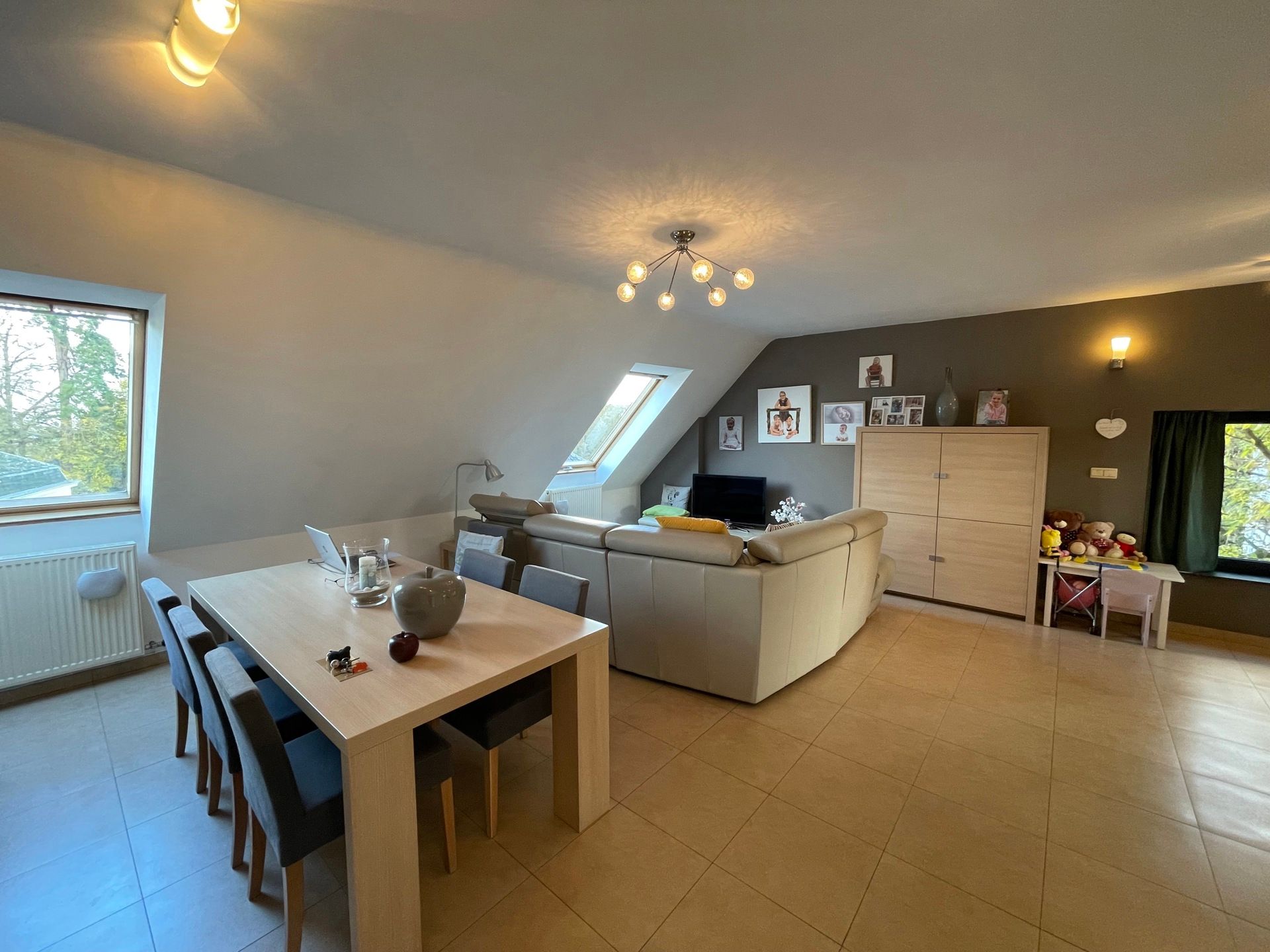LEDE - Ruim, lichtrijk duplexappartement vlakbij de dorpskern. foto {{pictureIndex}}