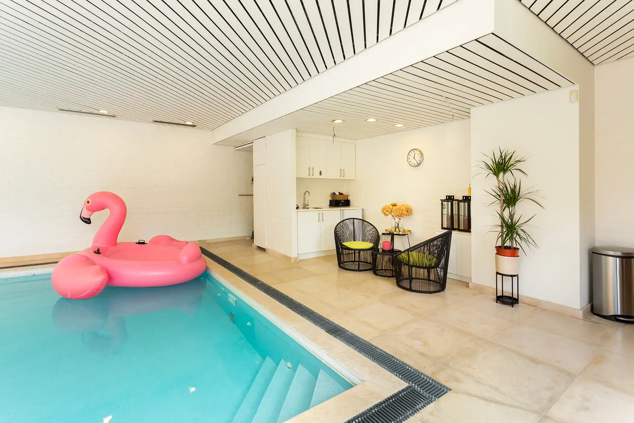 Topgelegen architectenwoning met ruim tuin en binnenzwembad. foto 30