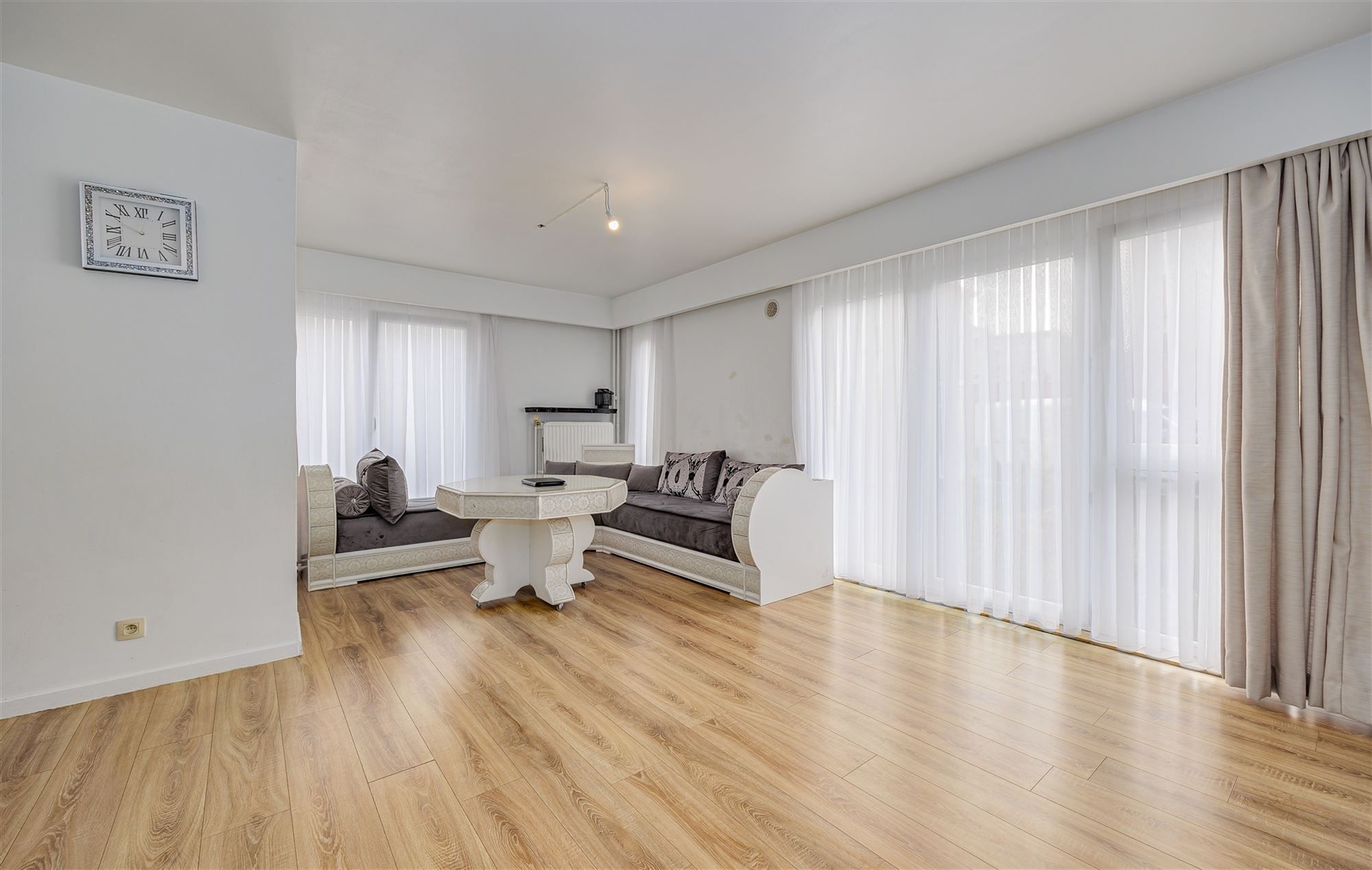 Vergund betonnen opbrengsteigendom met 3 appartementen + garagebox foto 3