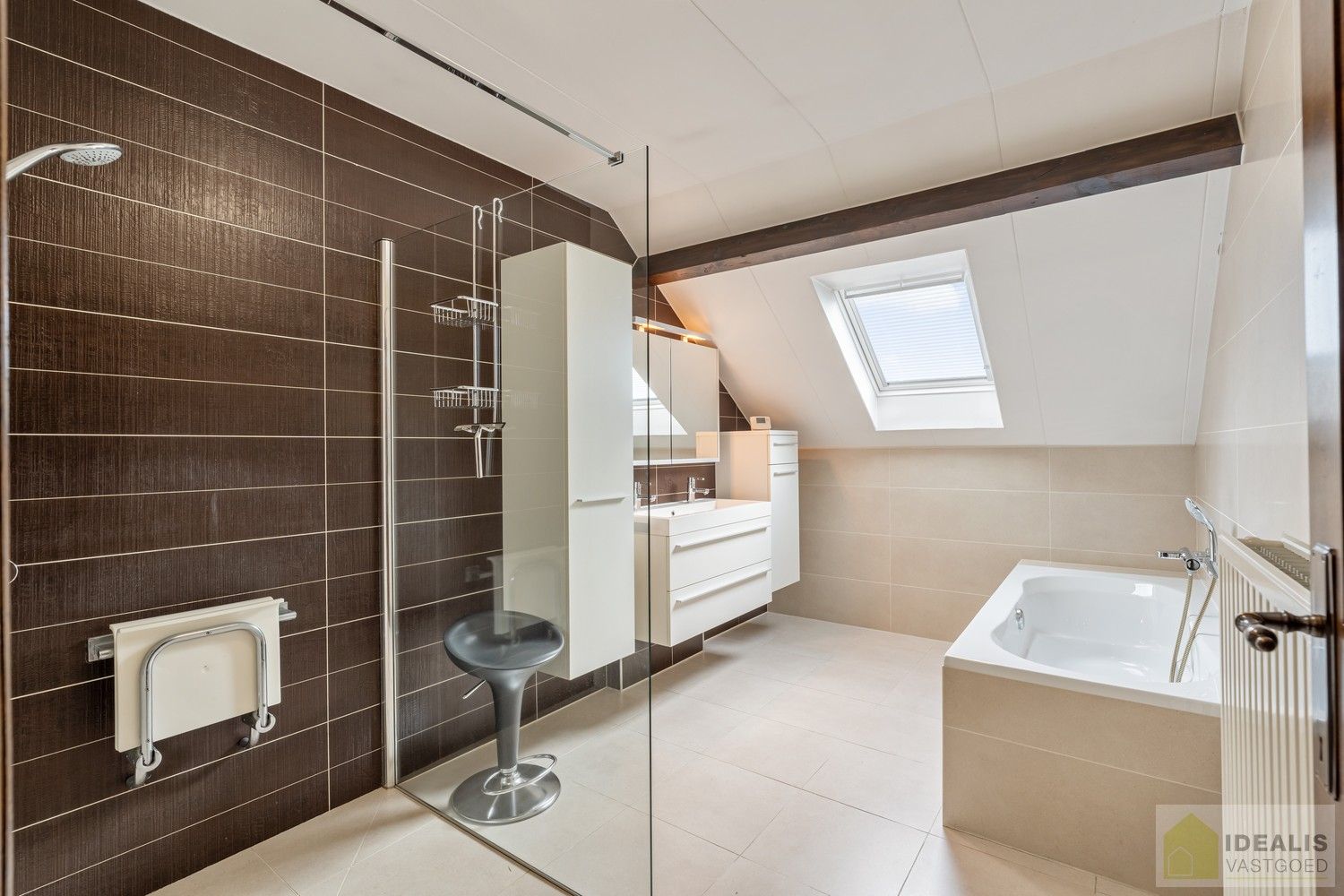 RUIME, INSTAPKLARE EN ENERGETISCH AANGEPASTE WONING VOORZIEN VAN 15 ZONNEPANELEN EN ZONNEBOILER. RIANTE WOONKAMER, KNAPPE KEUKEN, APART BUREEL, APARTE HOBBYRUIMTE, FIJNE WASPLAATS, 4 SLAAPKAMERS, 2 BADKAMERS EN INPANDIGE GARAGE! foto 47