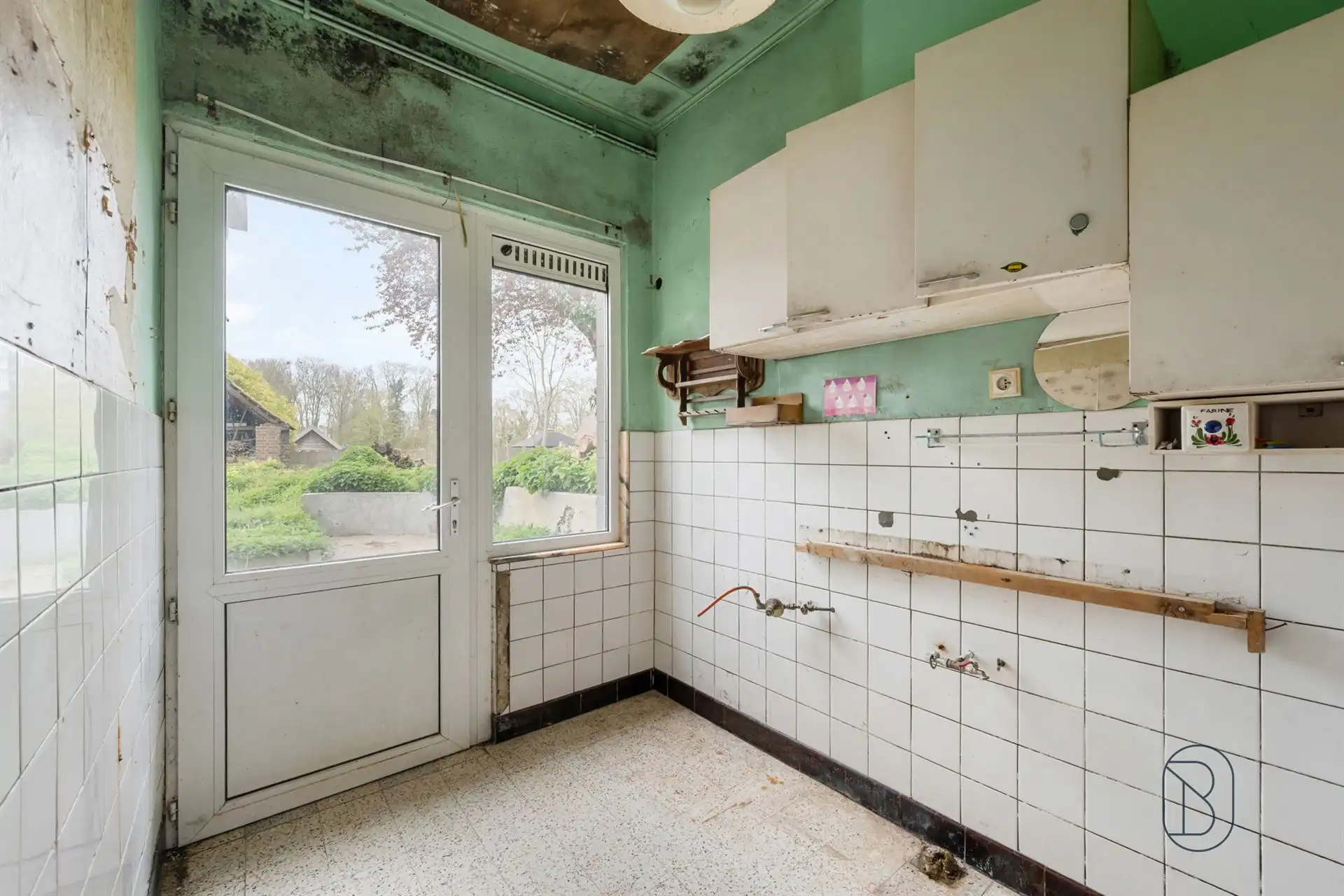 Totaal te renoveren woning met bijgebouwen op 1570m2 foto 15