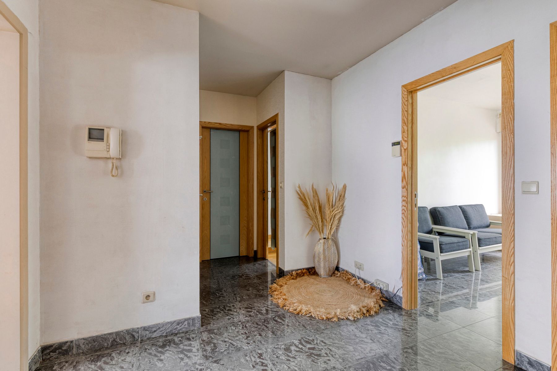 Licht en ruimte in dit appartement met tuin, inpandige garage en lift foto 12