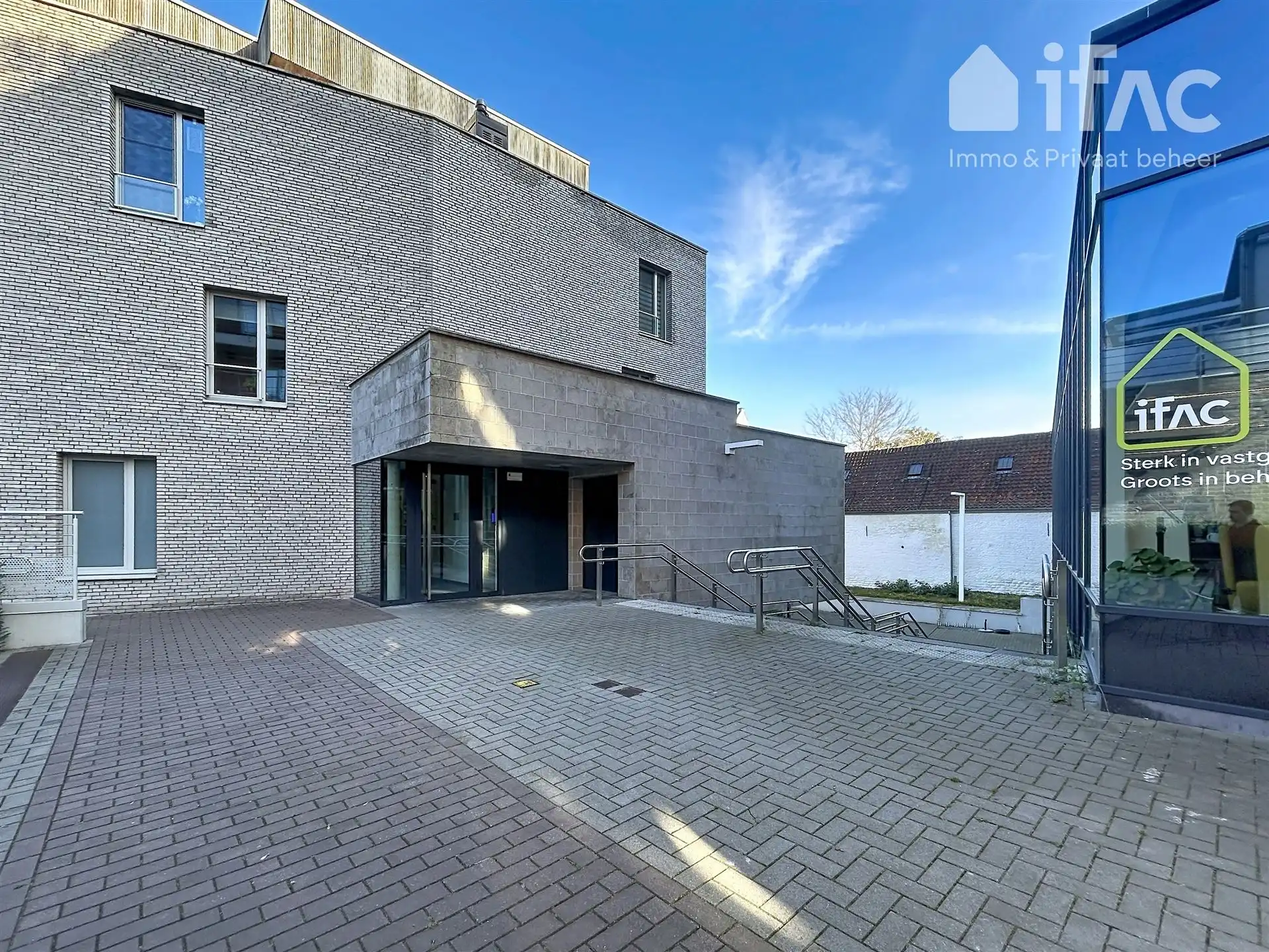 Uitstekend gelegen 1 slaapkamer app met kelder en parking foto {{pictureIndex}}