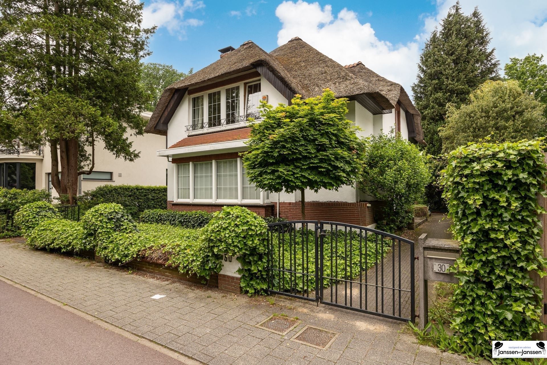 Klassieke, charmante vrijstaande villa, rustig gelegen in het geliefde Vriesdonk op ca. 1266m² foto 35