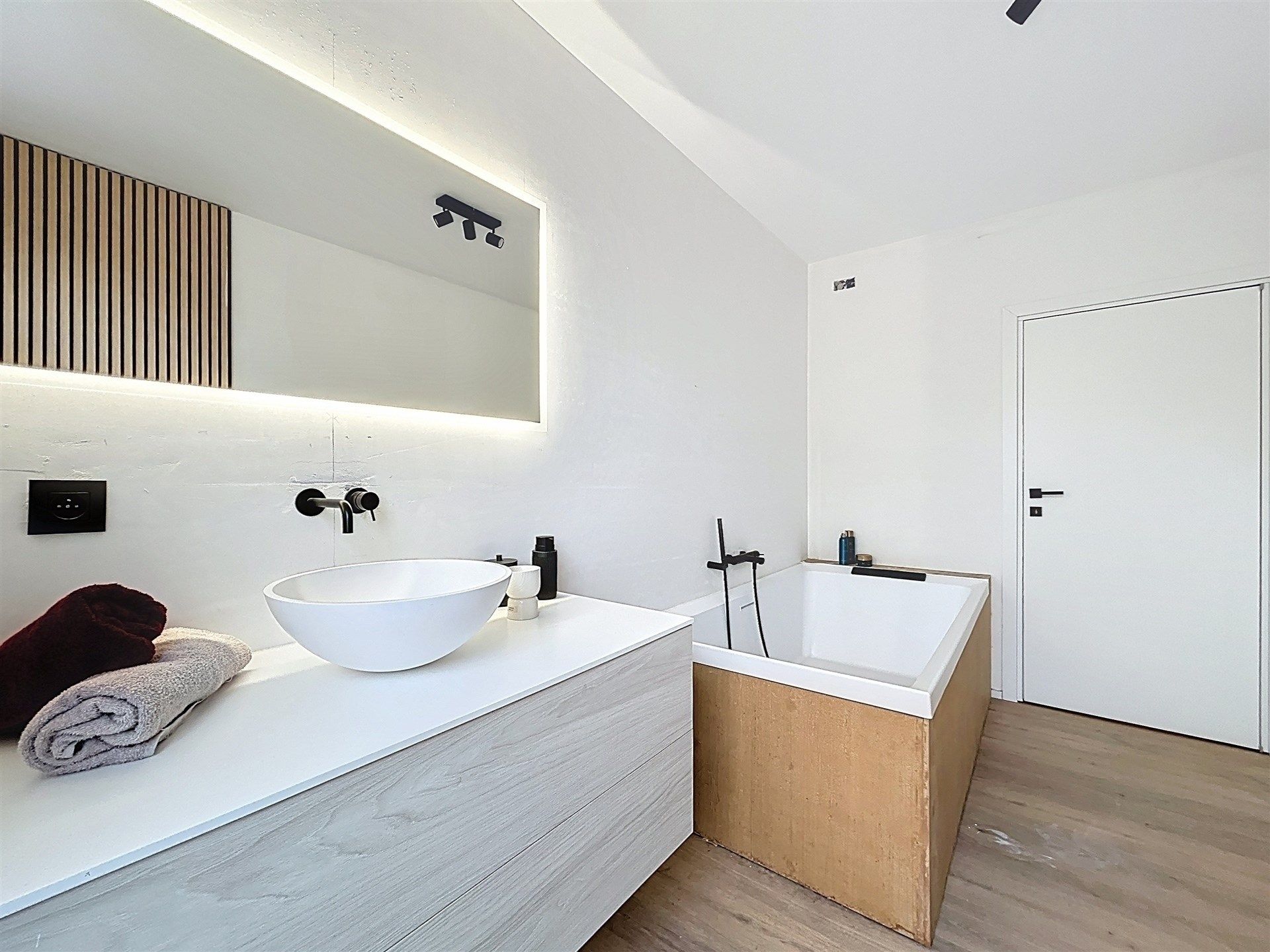 Recente woning met 4 slk en autostaanplaats op toplocatie foto 17