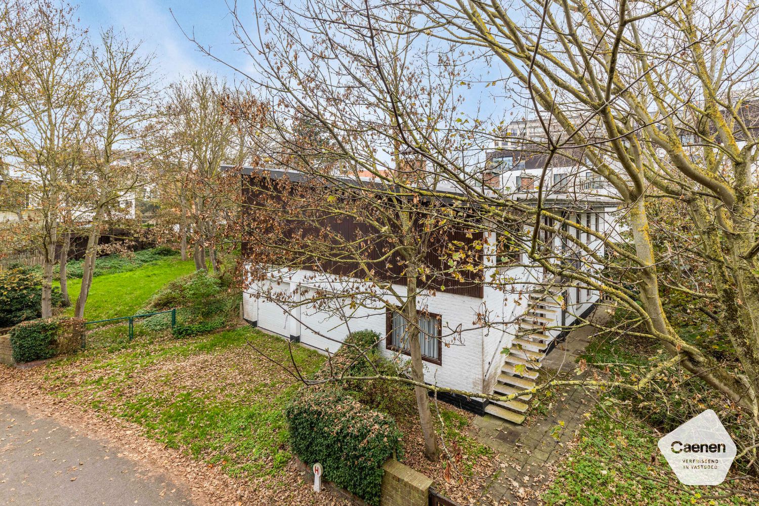 Hoofdfoto van de publicatie: Architecturale Villa te Koop in De Panne – 6 Slaapkamers, Groene Ligging & Dichtbij de Zee
