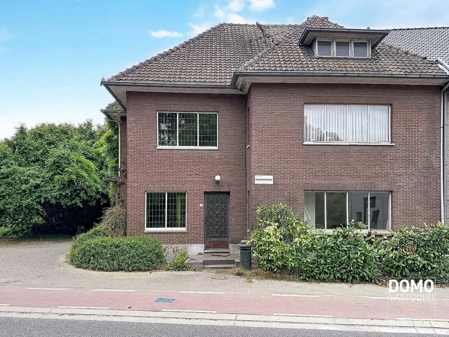 Hoofdfoto van de publicatie: KARAKTERVOLLE RENOVATIEWONING MET 259 M² BEWOONBARE OPPERVLAKTE EN DIEPE WESTGERICHTE TUIN