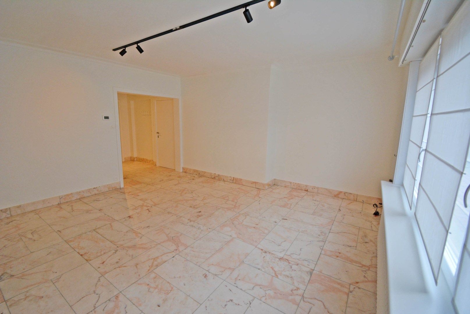 Ruim appartement met 3 slaapkamers in een zijstraat van de Lippenslaan. foto 4