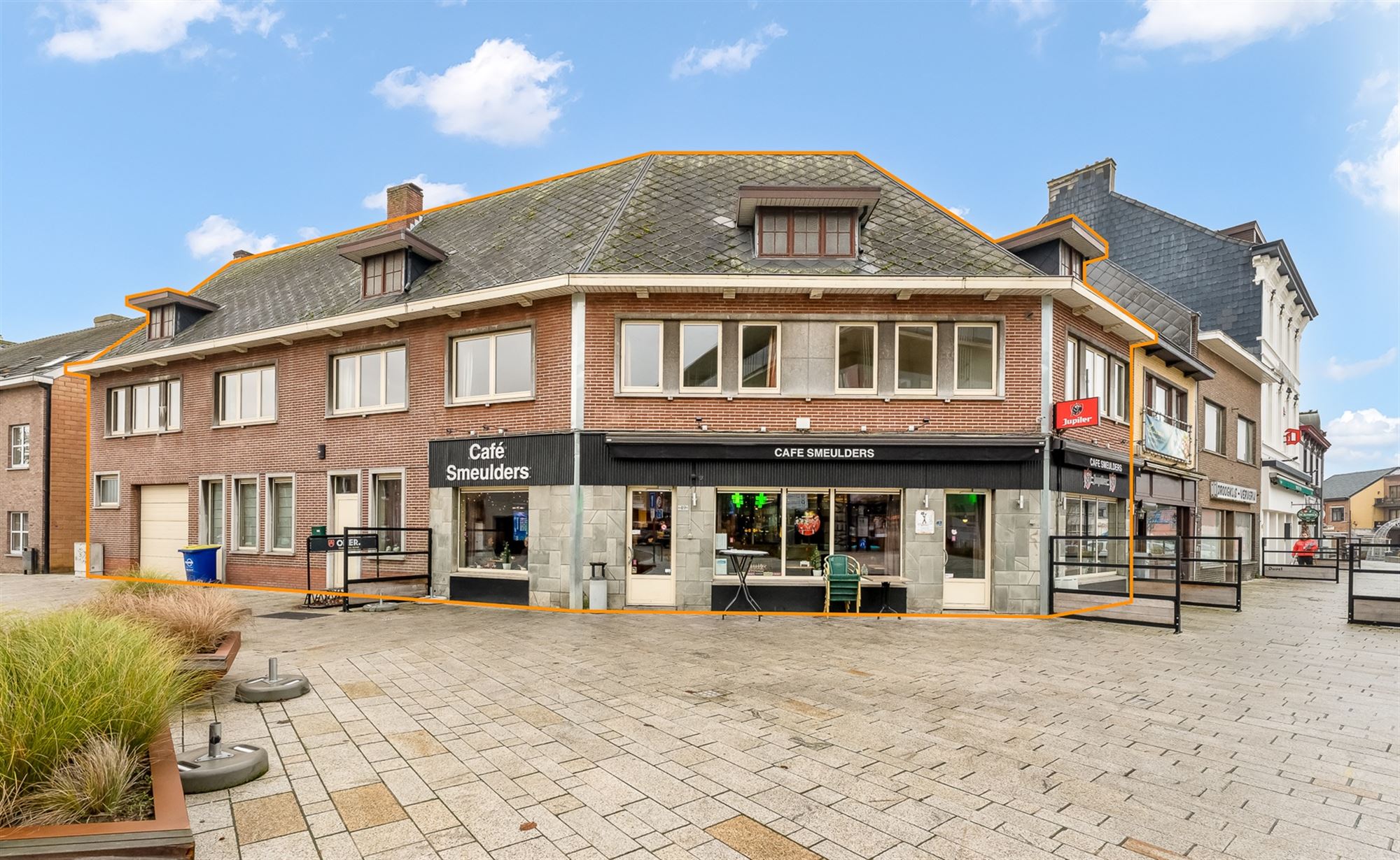 HORECA PAND MET GOEDE VISIBILITEIT EN RUIM APPARTEMENT GELEGEN P DE MARKT VAN BERINGEN foto {{pictureIndex}}