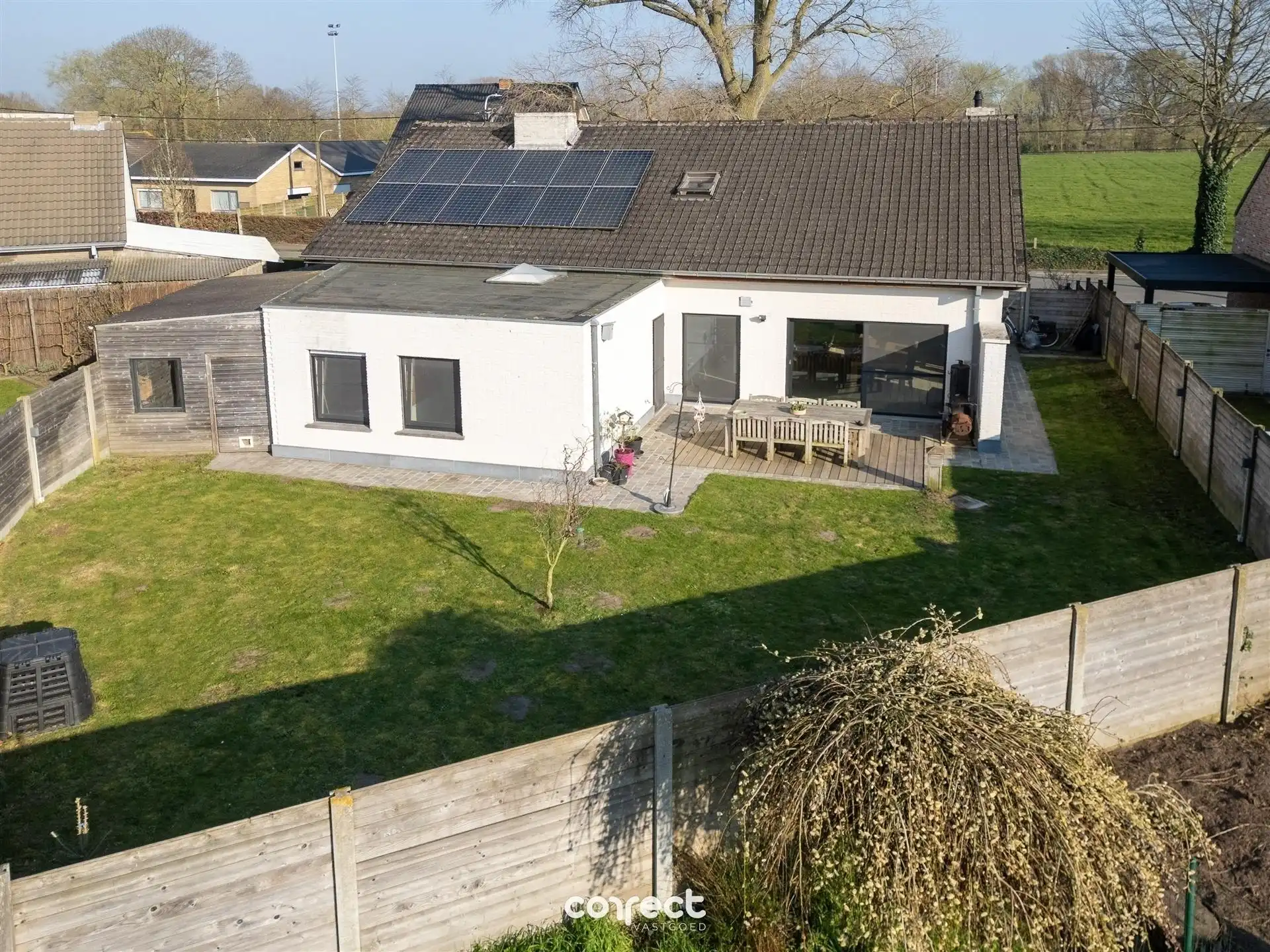 Ruime, open bebouwing met 5 slaapkamers en grote garage. foto 18