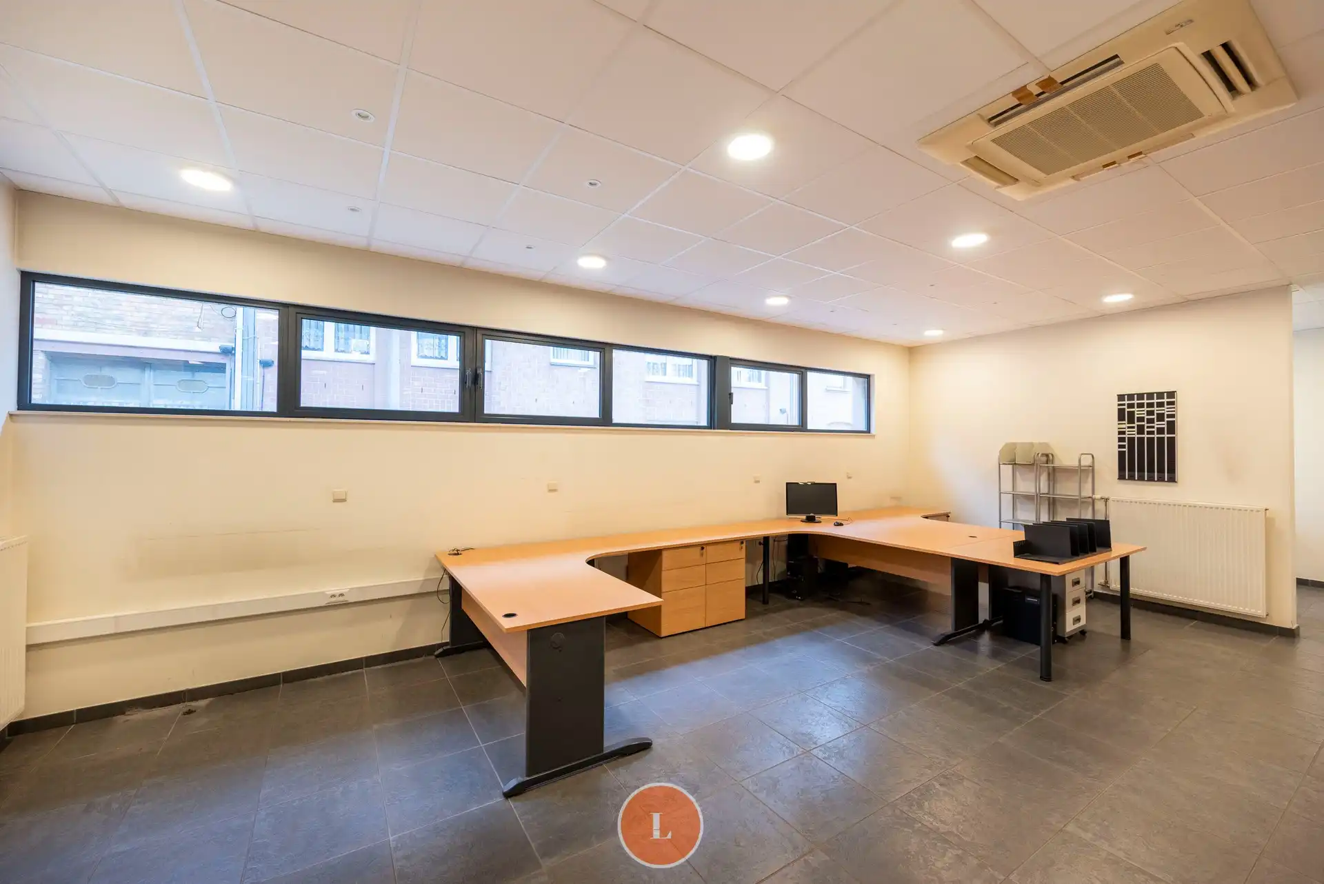 Instapklaar kantoor in hartje centrum met parking foto 6