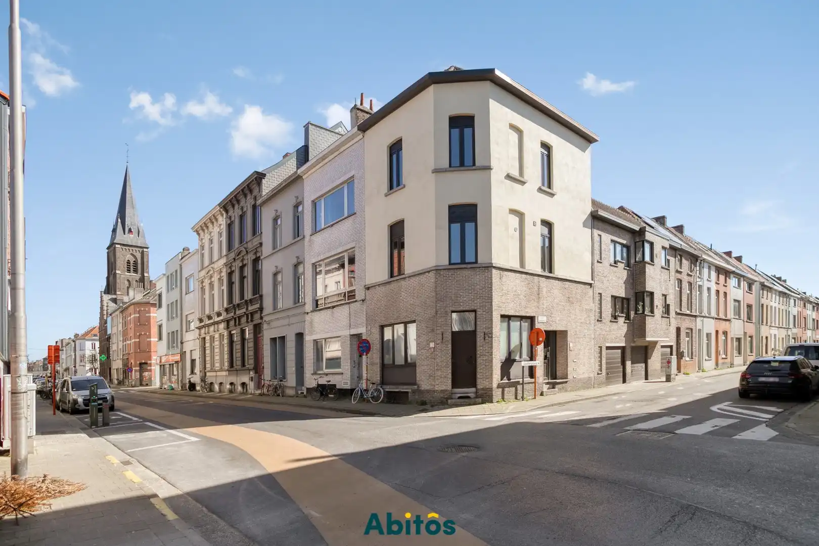 Opbrengsteigendom met 4 appartementen en 3 inpandige garages in Gent foto {{pictureIndex}}