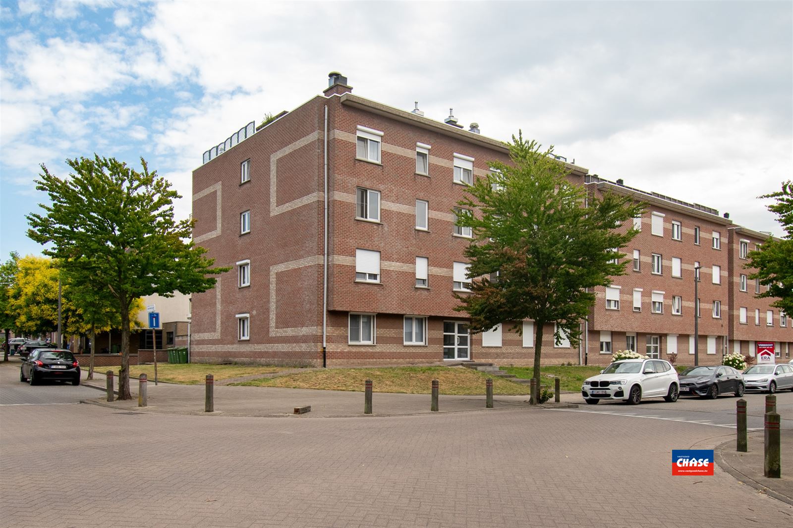 Verzorgd appartement met 3 slaapkamers, terras en ondergrondse autostaanplaats foto {{pictureIndex}}