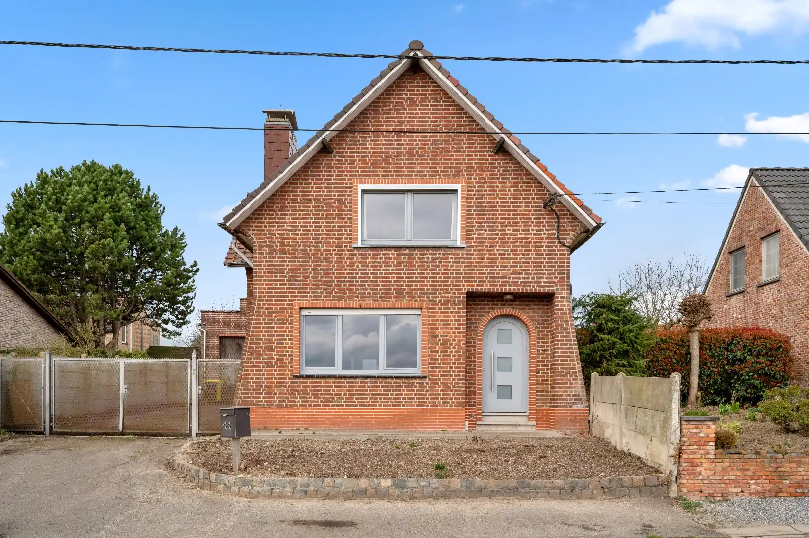 Op te frissen open bebouwing met veel ruimte en potentieel foto 2