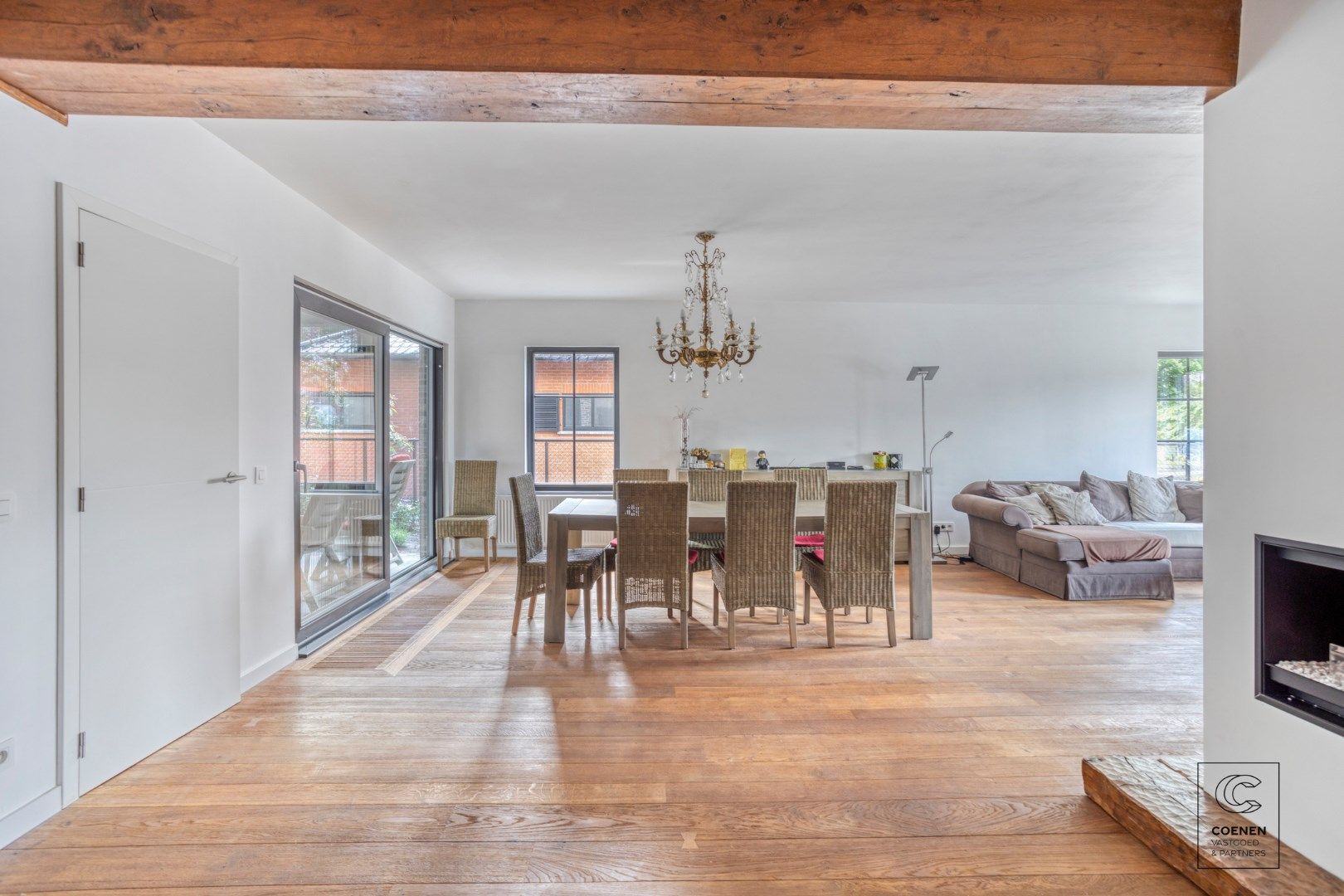 Prachtig, volledig gerenoveerde villa van 351 m² en 6 slaapkamers op een uiterst rustige locatie! foto 9