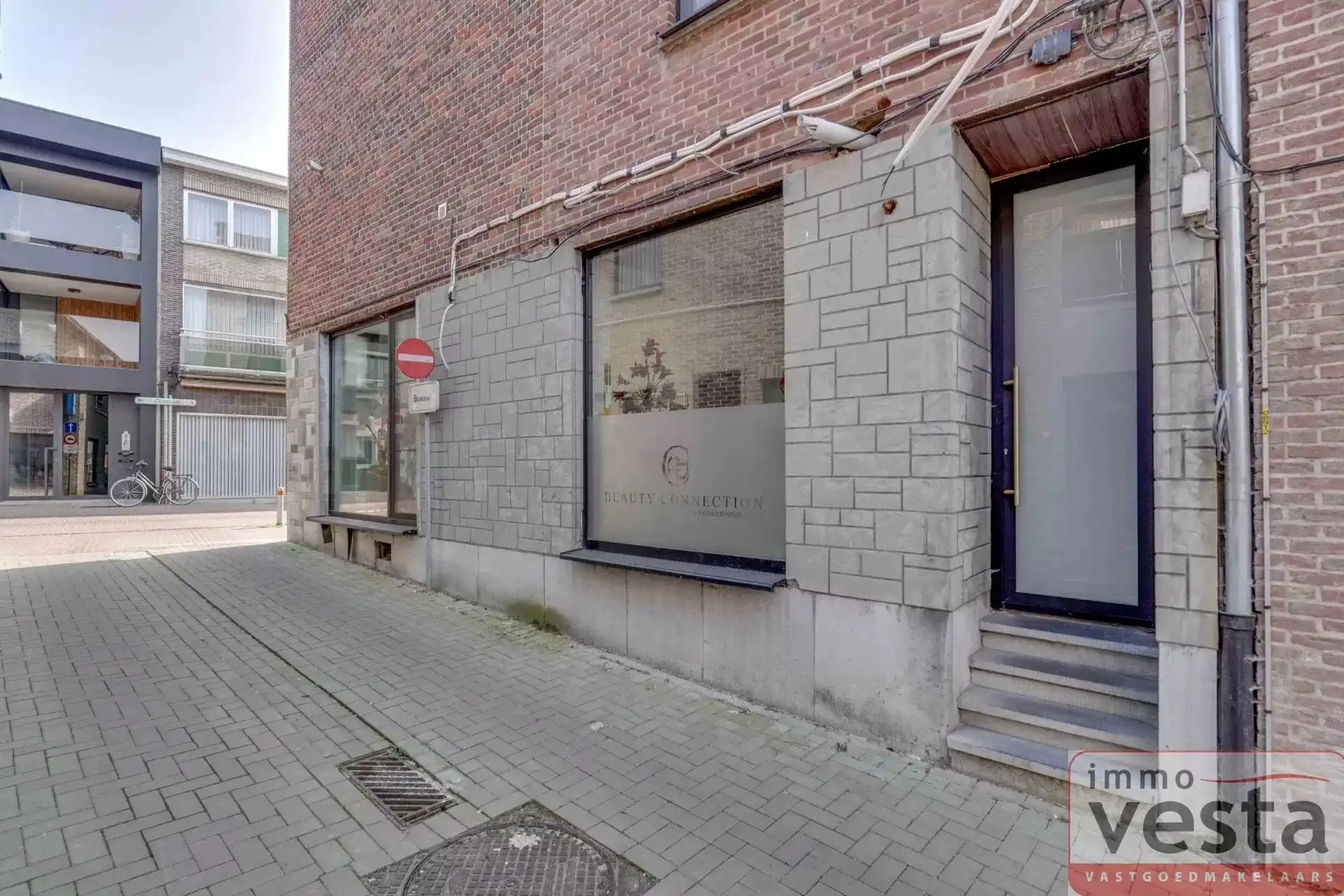 Goedgelegen, volledig gerenoveerd handelspand met woonst foto 3