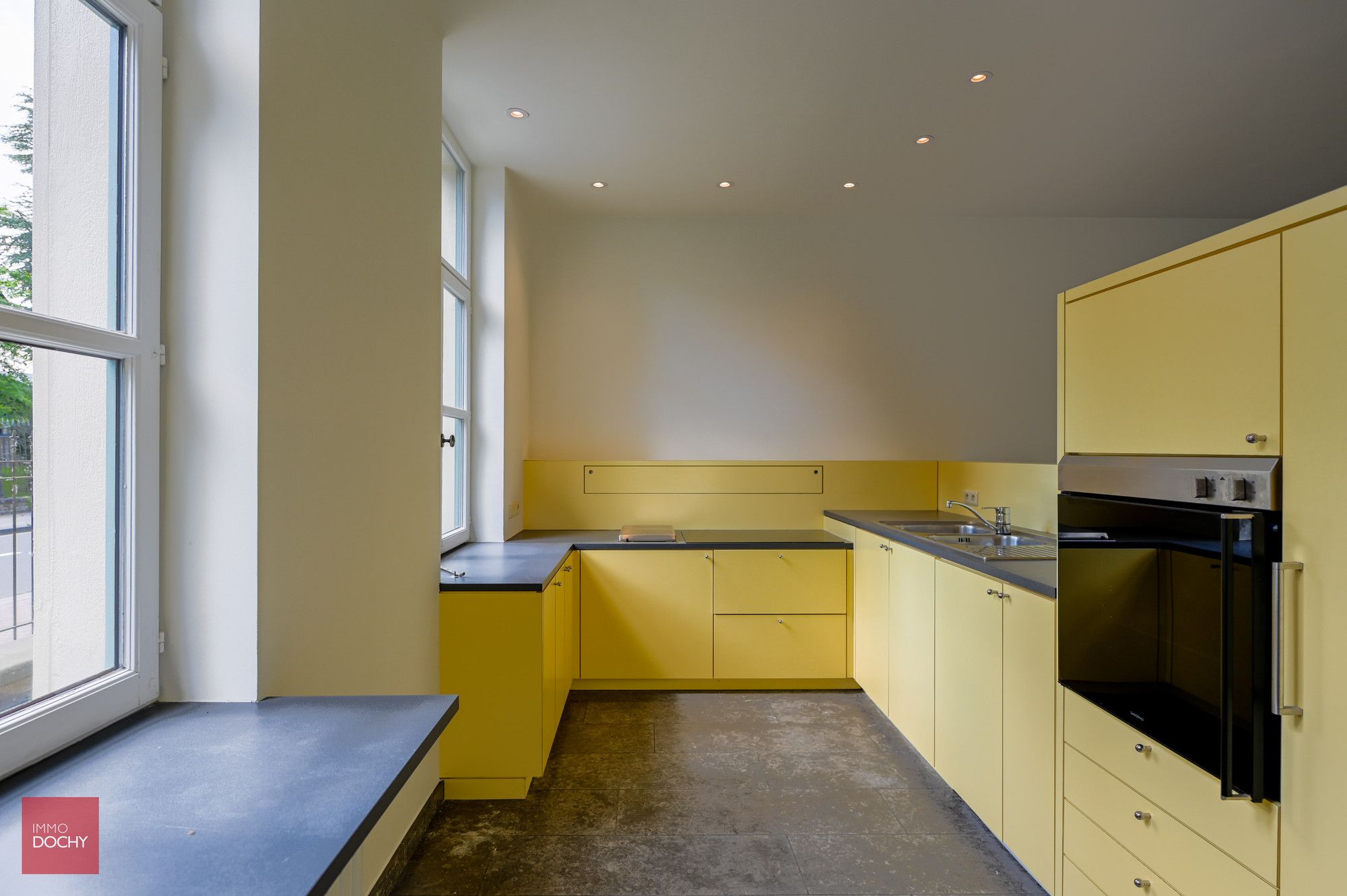 Centraal gelegen praktijkruimte of bureel met woonst foto 10