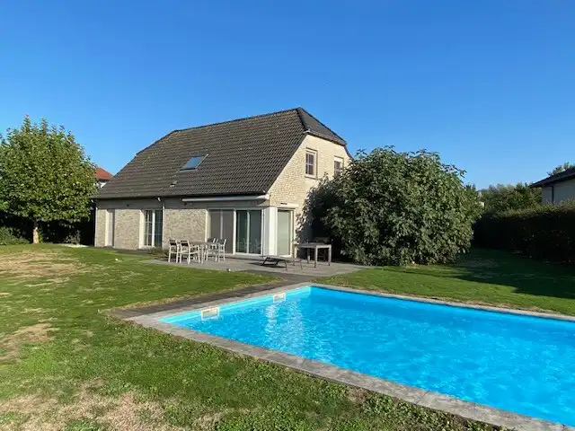 Residentieel gelegen villa met buitenzwembad, grote tuin en privacy. foto 7